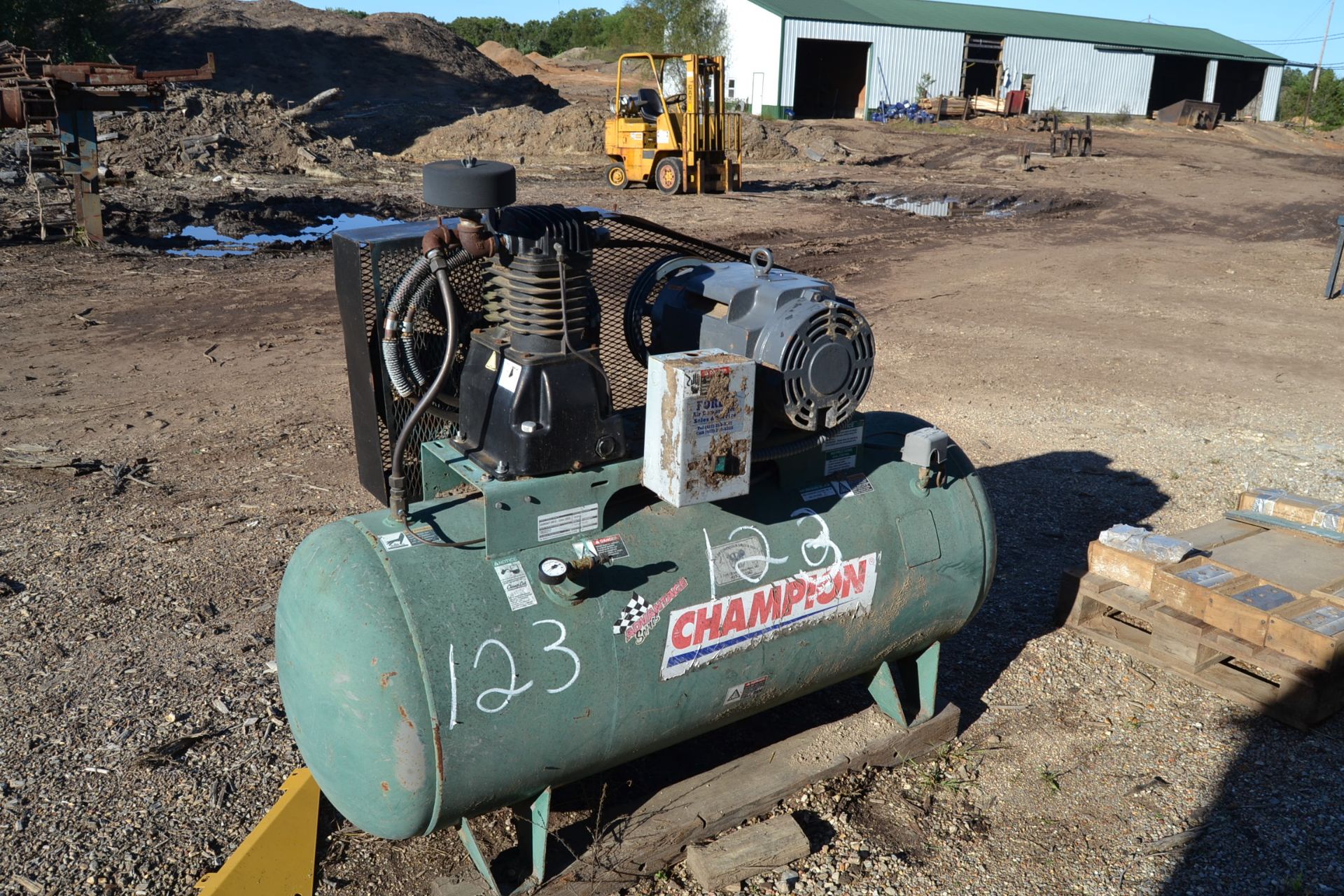 CHAMPION 20HP TANK MOUNTED AIR COMPRESSOR - Image 2 of 2