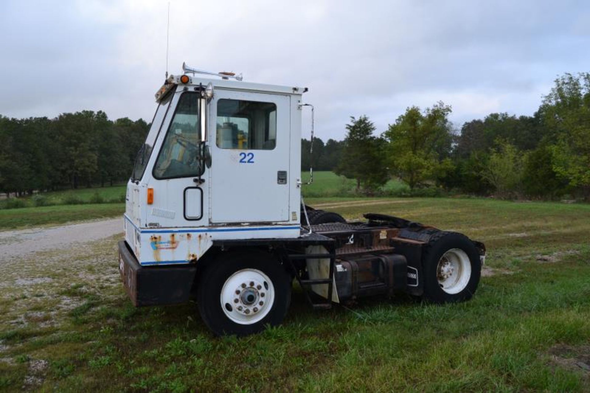 OTTAWA HYDRAULIC FIFTH WHEEL SPOT TRUCK W/CUMMINS ENGINE; W/AUTO TRANSMISSION - Image 2 of 4