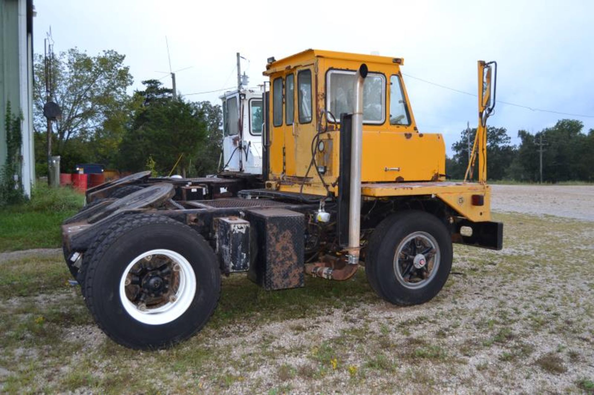 OTTAWA HYDRAULIC FIFTH WHEEL SPOT TRUCK W/REBUILT CAT ENGINE; W/AUTO TRANSMISSION - Image 3 of 4