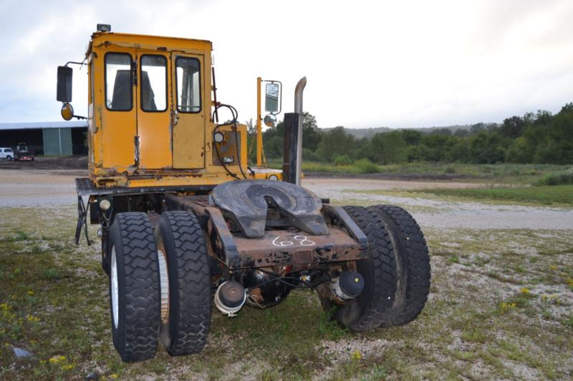 OTTAWA HYDRAULIC FIFTH WHEEL SPOT TRUCK W/REBUILT CAT ENGINE; W/AUTO TRANSMISSION - Image 2 of 4