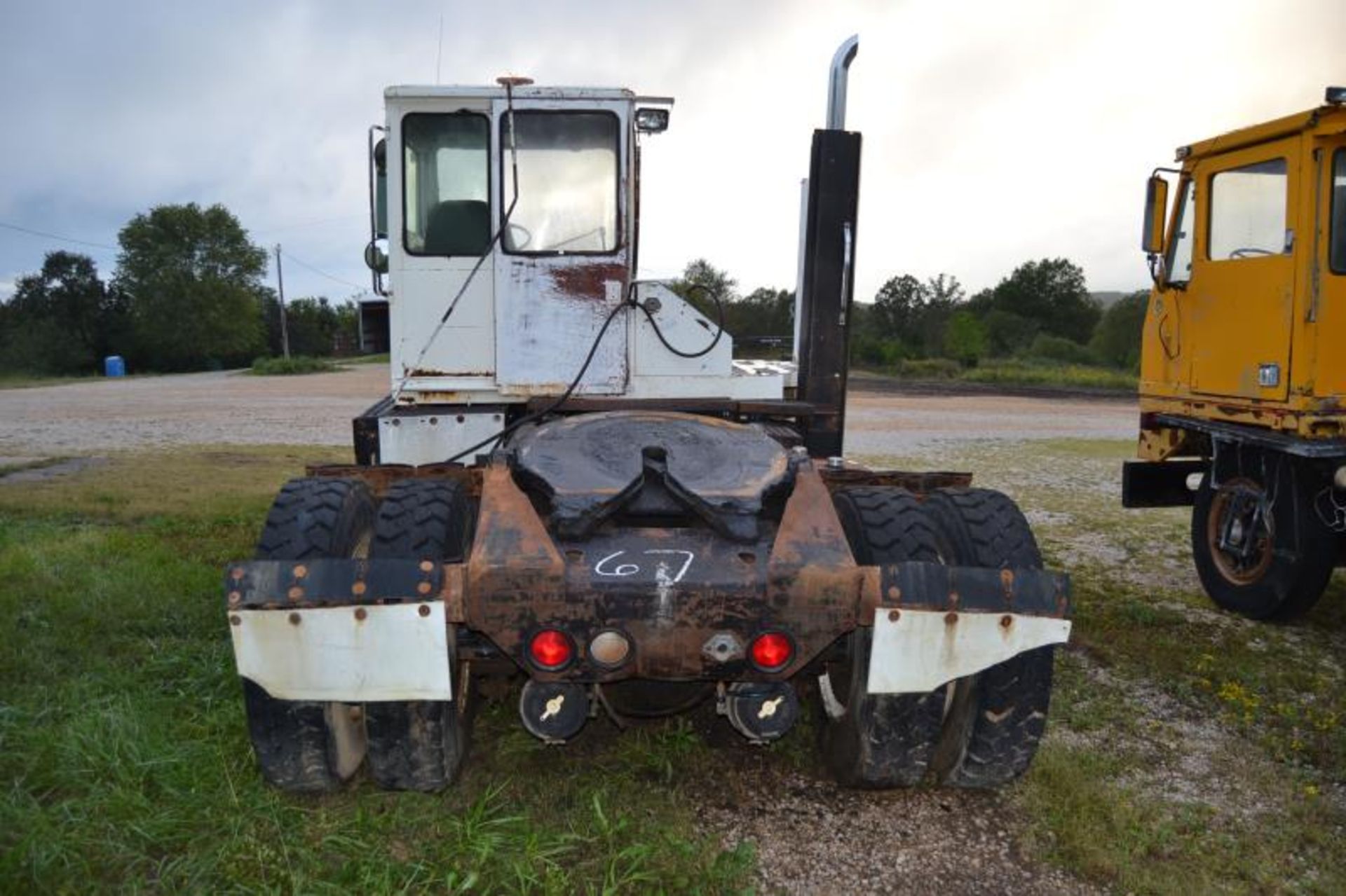 OTTAWA HYDRAULIC FIFTH WHEEL SPOT TRUCK W/CUMMINS ENGINE; W/AUTO TRANSMISSION - Image 3 of 4