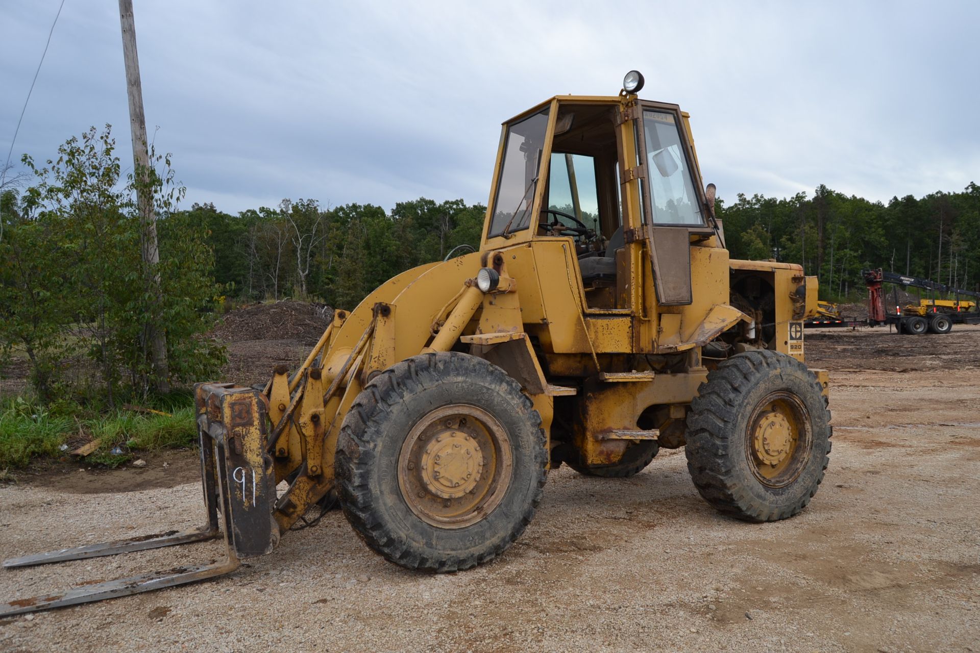 CAT 920 ARTICULATING WHEEL LOADER W/ ENCLOSED CAB W/ QUICK ATTACH W/ FORKS W/ 15.5X25 RUB SN#62K9449 - Image 2 of 4