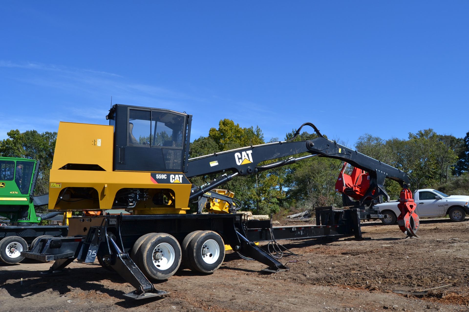 CAT 559C KNUCKLE BOOM LOADER W/ CONTINUOUS GRAPPLE; W/JOY STICK CONTROLS; W/CAB -HEAT & AIR; W/SAW - Image 3 of 4