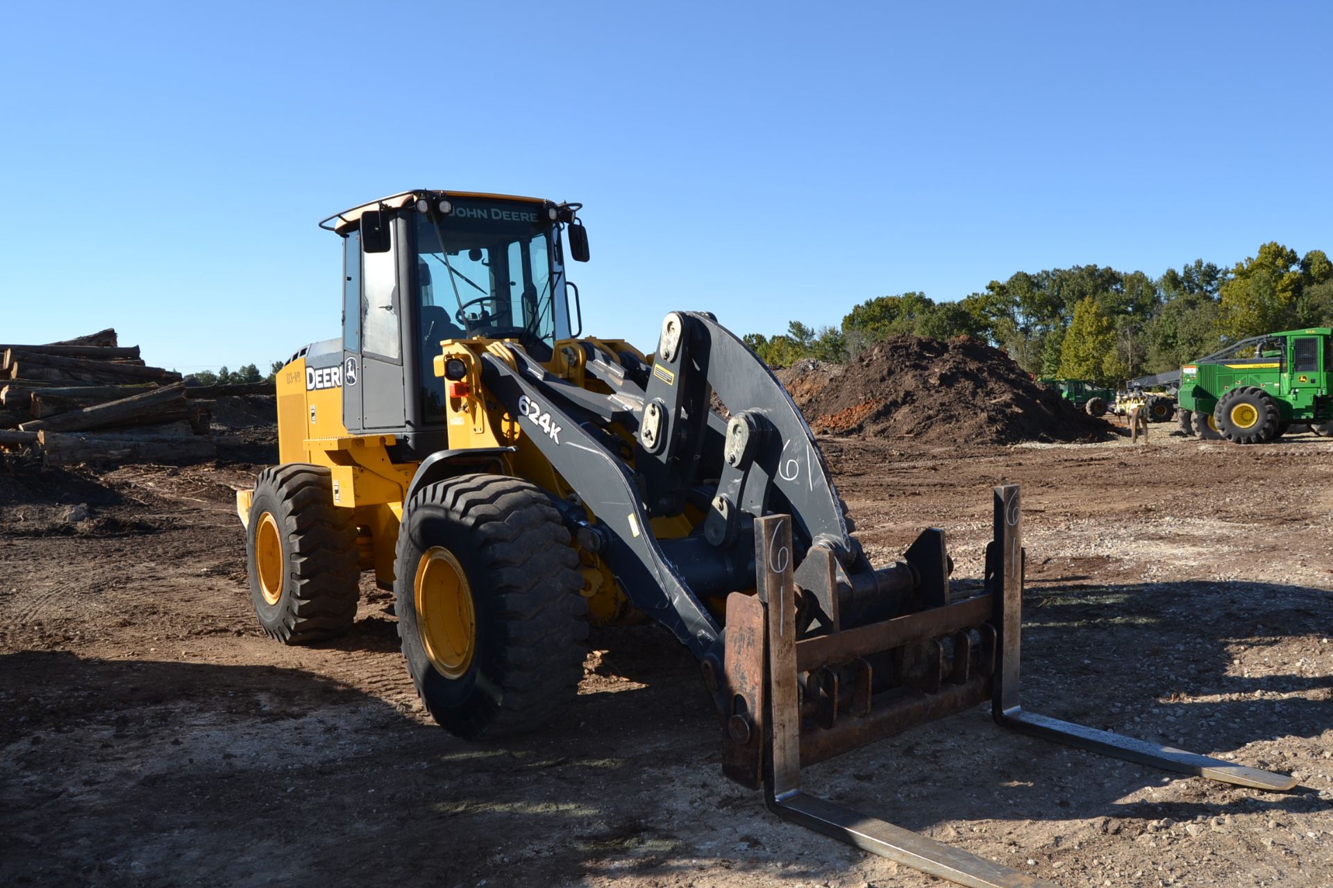 JOHN DEERE 624K ARTICULATING WHEEL LOADER W/QUICK ATTACH; W/LUMBER FORKS; W/20.5 X 25 RUBBER; W/