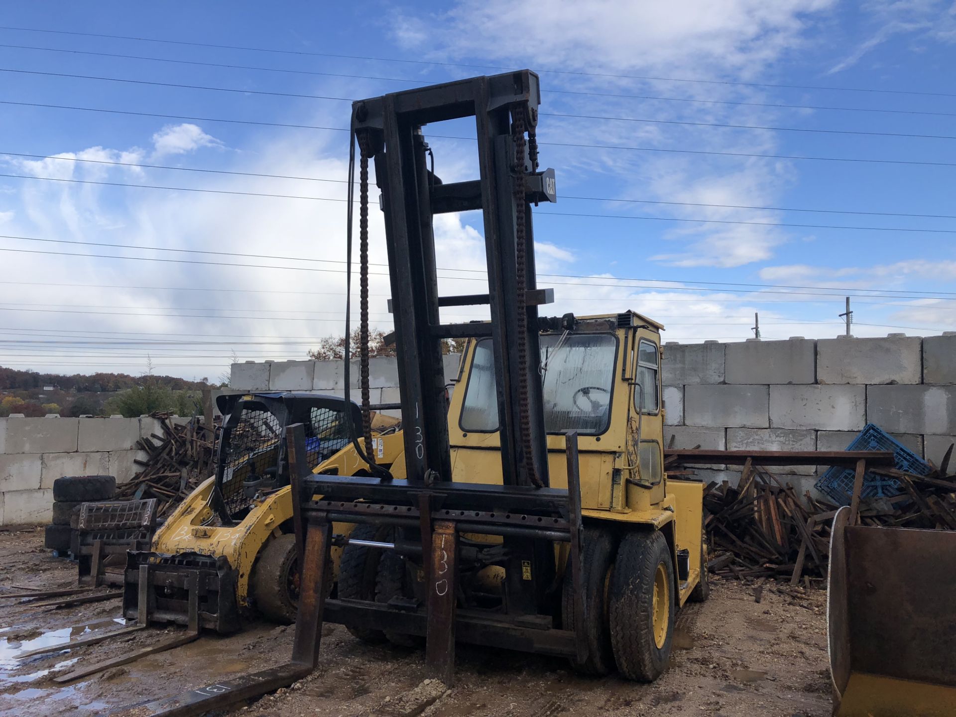 CAT 25,000LB DUAL WHEEL FORKLIFT W/ DIESEL ENGINE; W/SIDE SHIFT & 6' FORKS W/ DIESEL ENGINE; W/ - Image 2 of 2