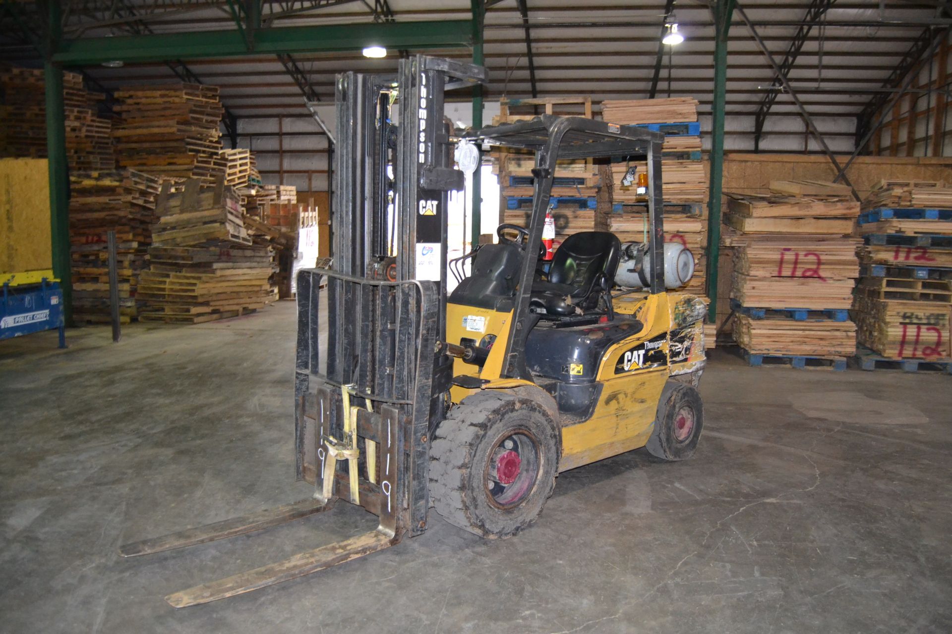 CAT MODEL 7000 FORKLIFT W/ PROPANE GAS ENGINE W/ SIDE SHIFT W/ 3 STAGE MASTSN#ST13F60171 9,574 HRS