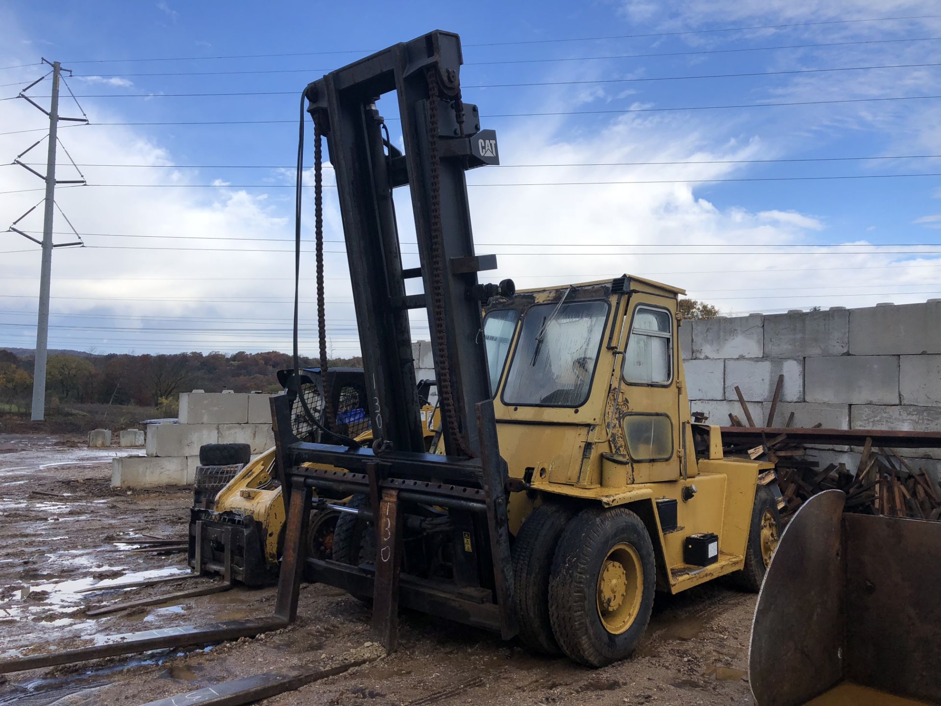 CAT 25,000LB DUAL WHEEL FORKLIFT W/ DIESEL ENGINE; W/SIDE SHIFT & 6' FORKS W/ DIESEL ENGINE; W/