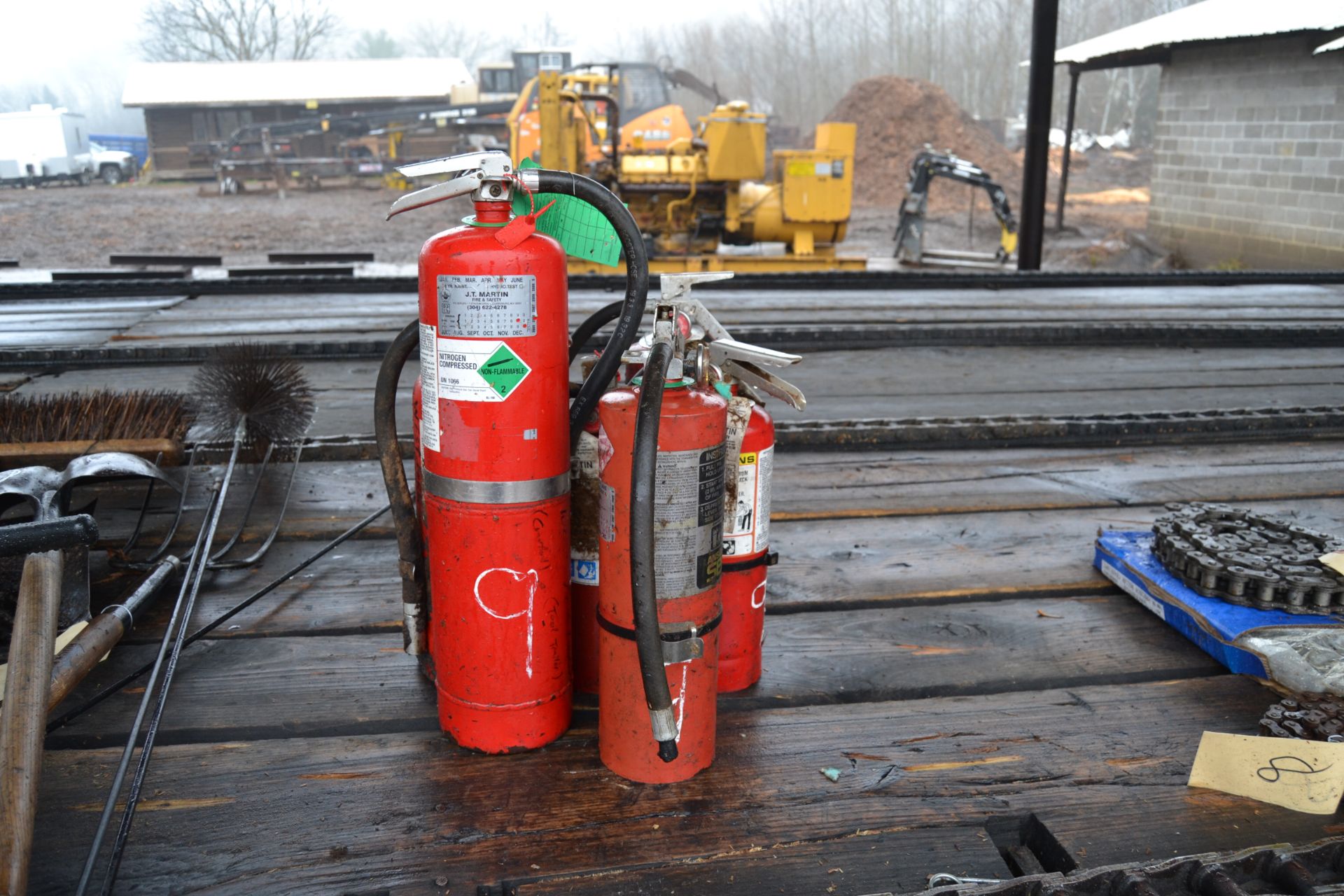 LOT OF FIRE EXTINGUISHERS