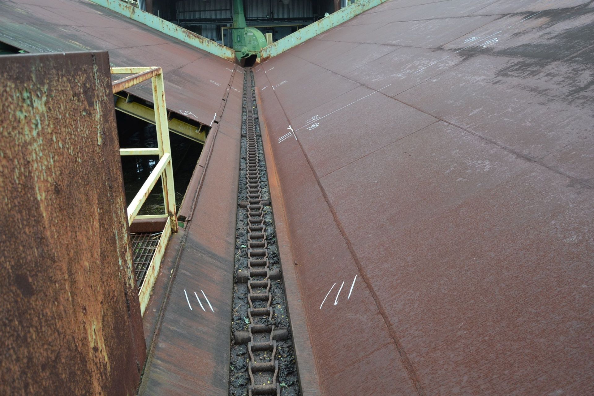 70' INFEED LOG TROUGH W/ DRIVE INFEED TO CHIPPER - Image 2 of 2