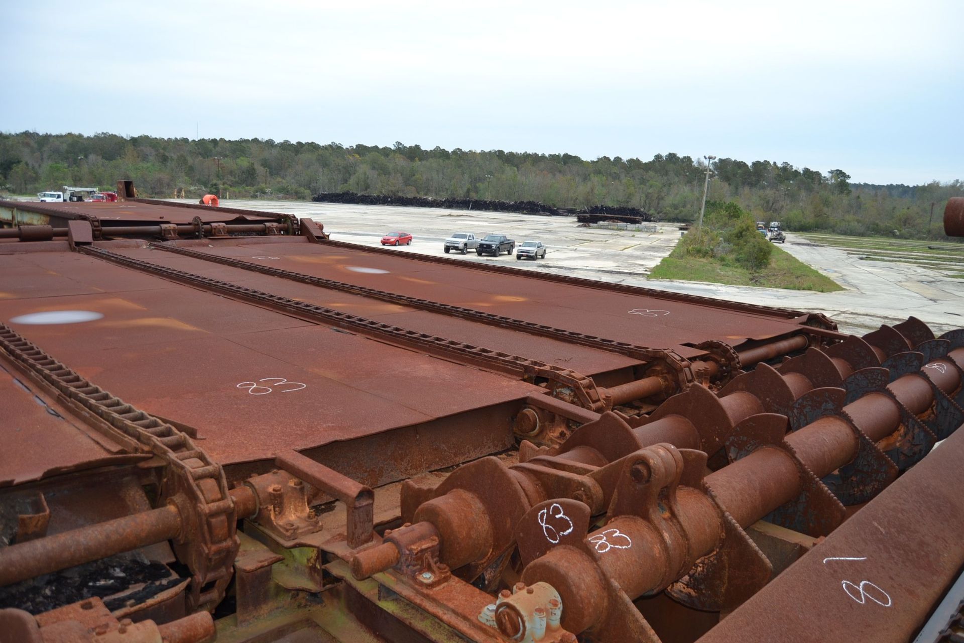 28' 7 STRAND TREC LENGTH LOG DECK W/ STOP & LOADER W/ 2 DRIVES W/ STEEL SUPPORT - Image 2 of 3