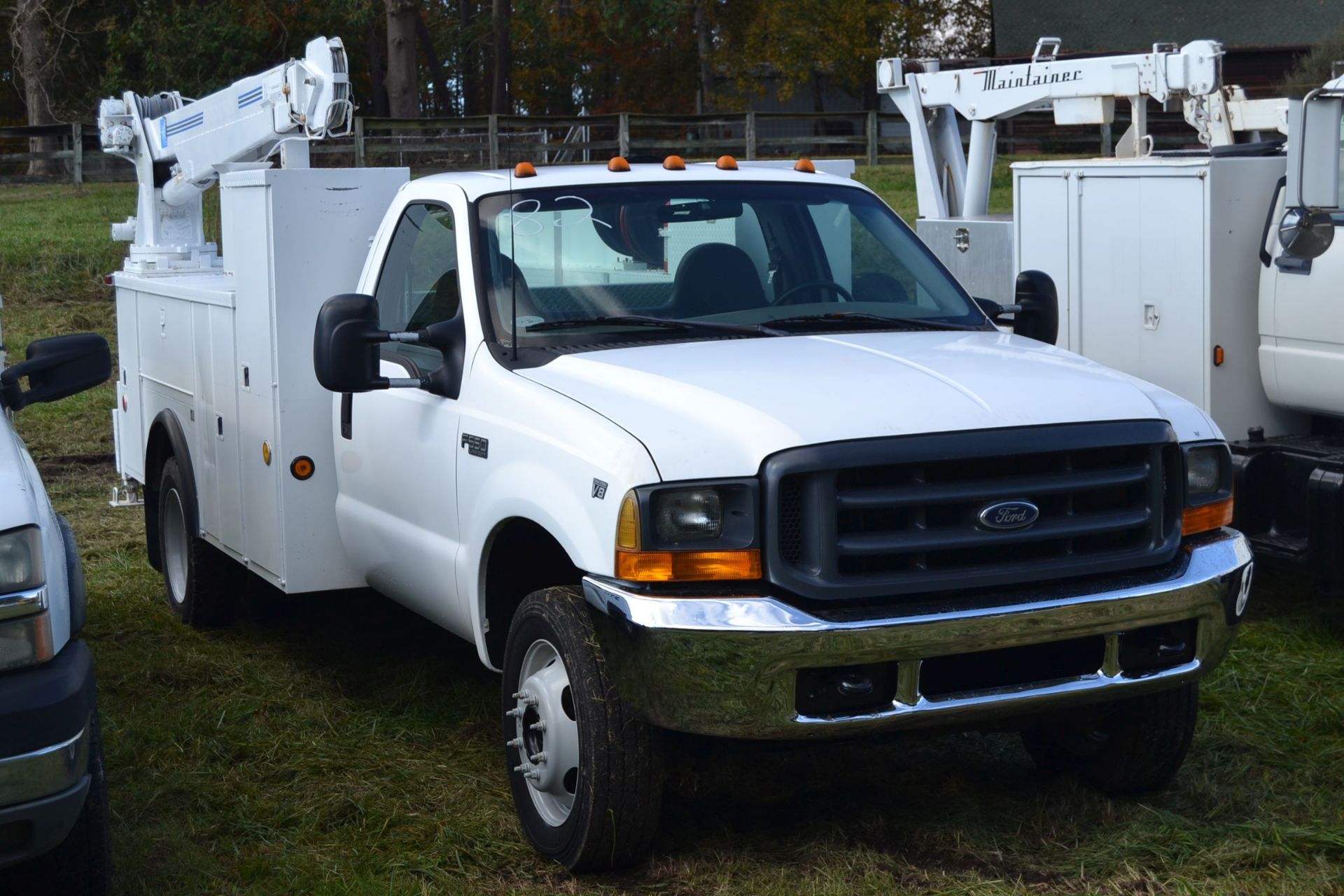 1999 FORD F-550 W/ DIESEL ENGINE W/ 8 CYL W/ 20' AUTO CRANE W/ MANUAL TRANS W/ HOSE REEL & VISE SN# - Image 2 of 3