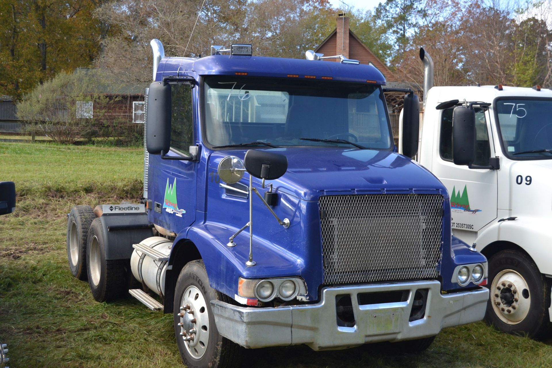 2002 VOLVO VHD64B LOG TRUCK W/ 435 CUMMINS ENGINE W/ 10 SPEED W/ SPRING RIDE SN#4V4KC9UG02N317086 - Image 2 of 3