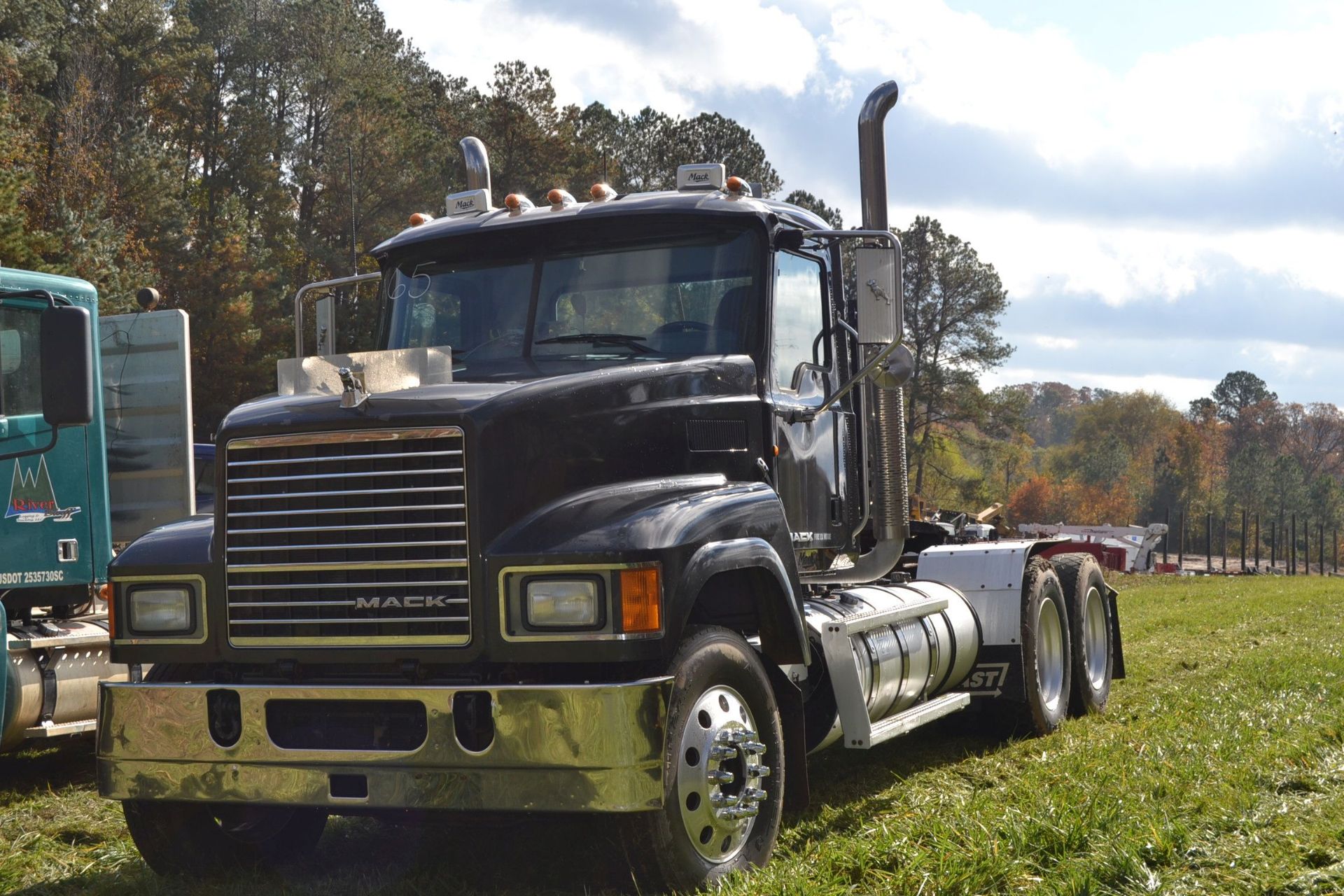 2014 MACK MODEL CHU613 W/ DIESEL MACK ENGINE W/ 13 SPEED TRANS W/ WET LINE KIT, W/ LR24.5 TIRES W/