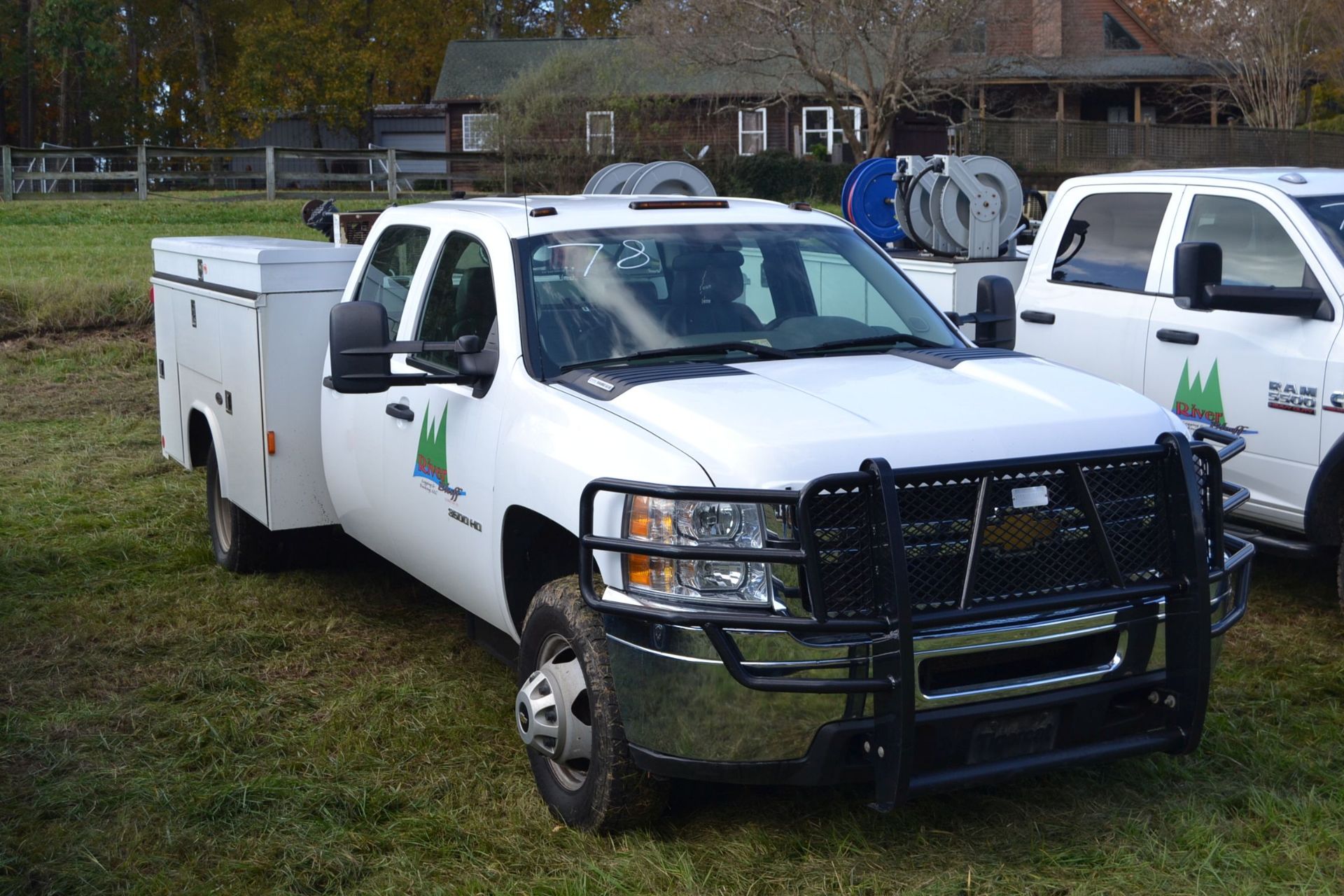 2014 CHEVY 4X4 CREW CAB MODEL 3500 W/ DURAMAX DIESEL W/ DUEL 100 GAL FUEL TANKS W/ T30 AIR - Image 2 of 3