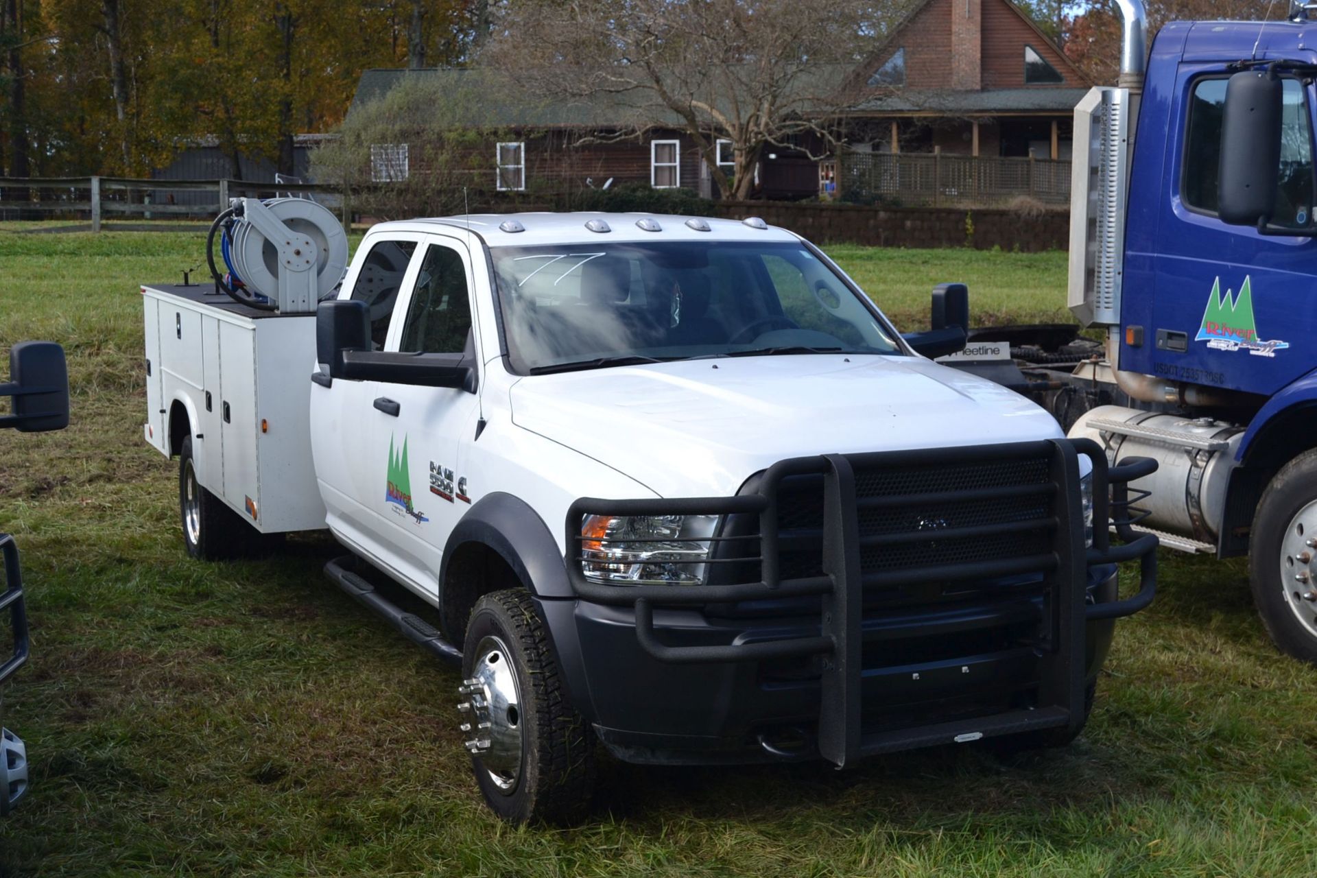 2016 RAM 4X4 CREW CAB MODEL 5500 W/ (2) 100 GAL FUEL TANKS W/ PUMPS & HOSES W/ T30 AIR COMPRESSOR W/ - Image 2 of 3