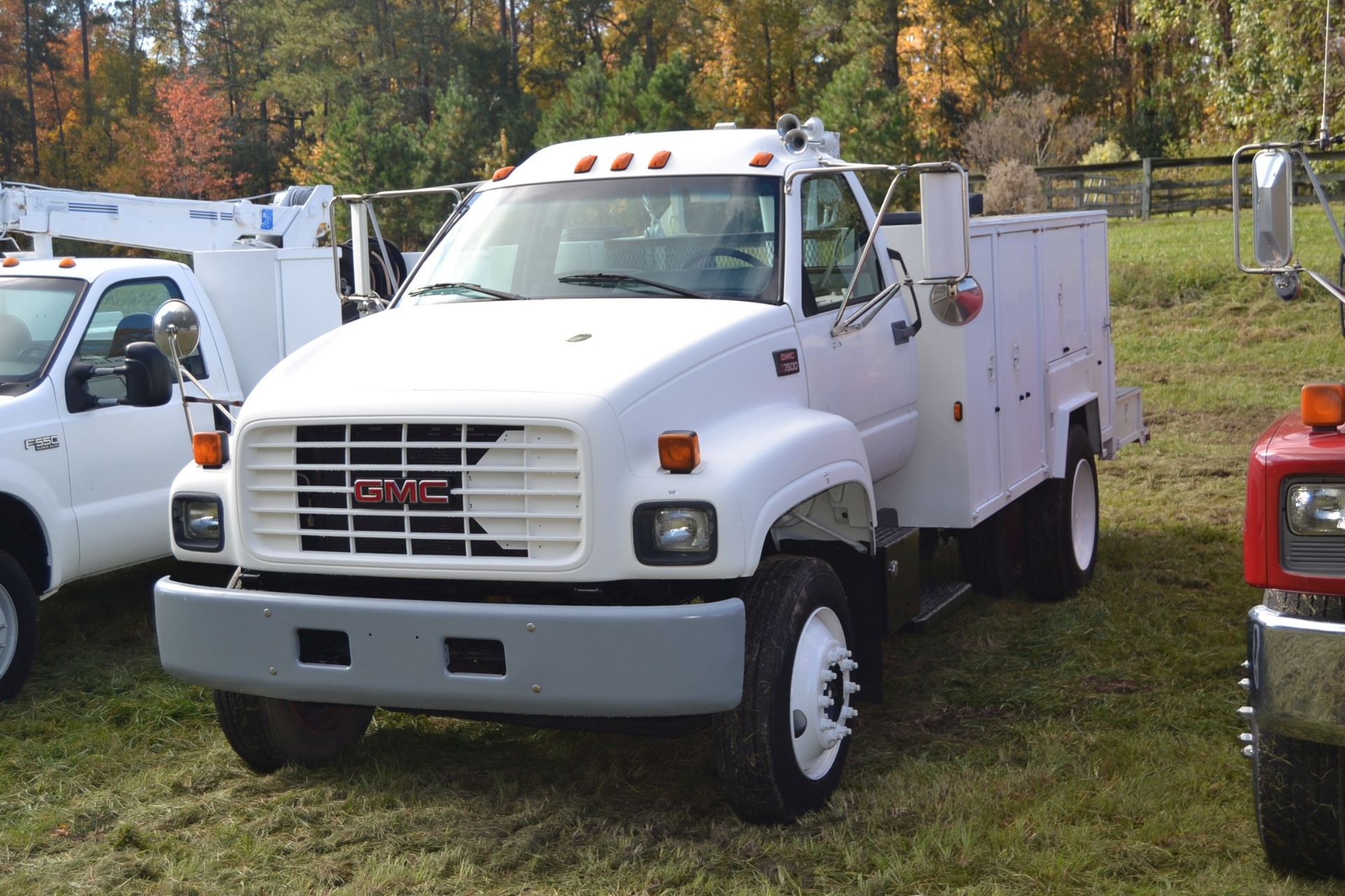 2000 GMC 7500 W/ CAT DIESEL ENGINE W/ HYDRAUIC OUTRIGGERS W/ AIR BRAKES W/ AUTO CRANE W/ MANUAL