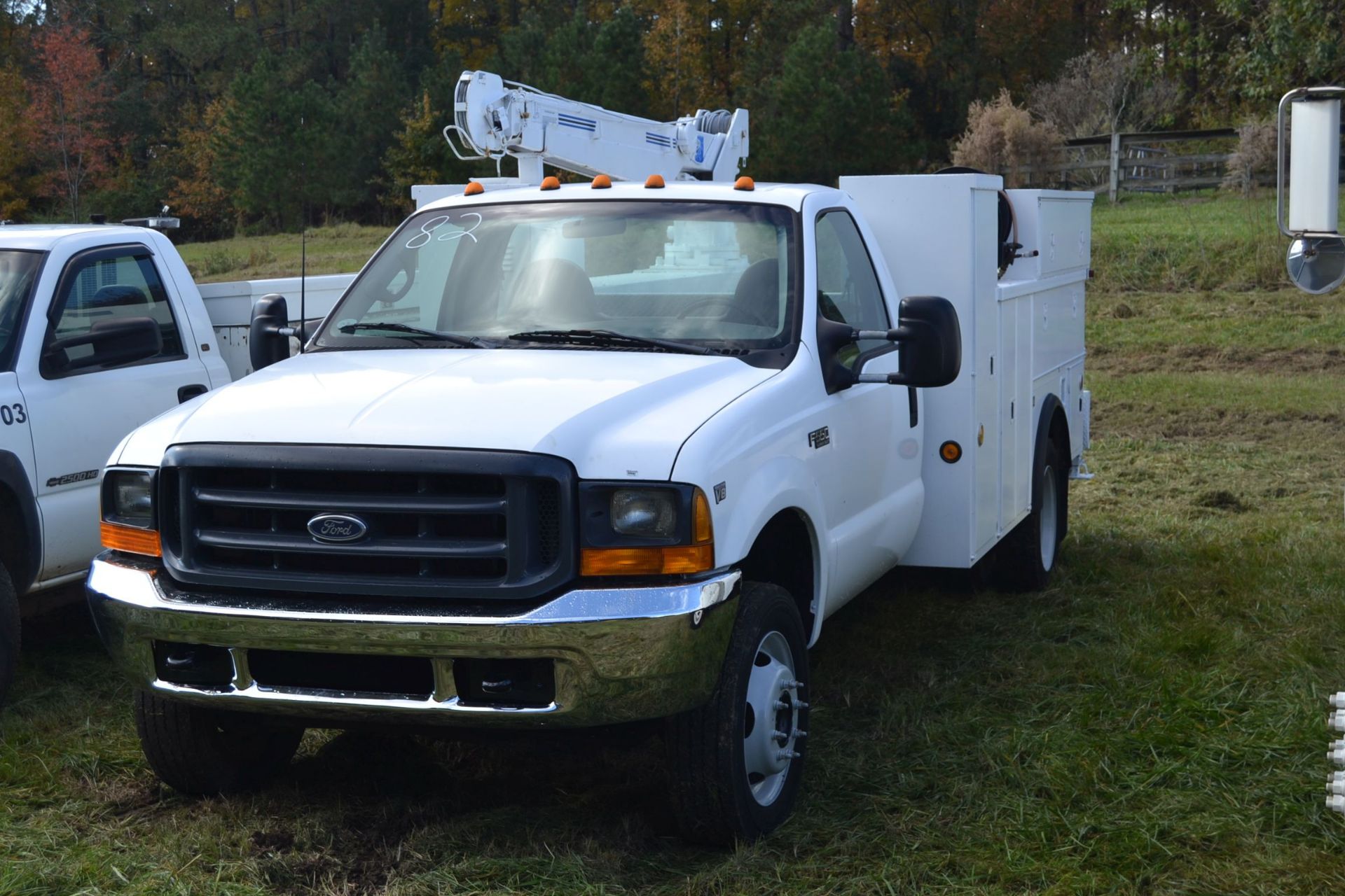 1999 FORD F-550 W/ DIESEL ENGINE W/ 8 CYL W/ 20' AUTO CRANE W/ MANUAL TRANS W/ HOSE REEL & VISE SN#