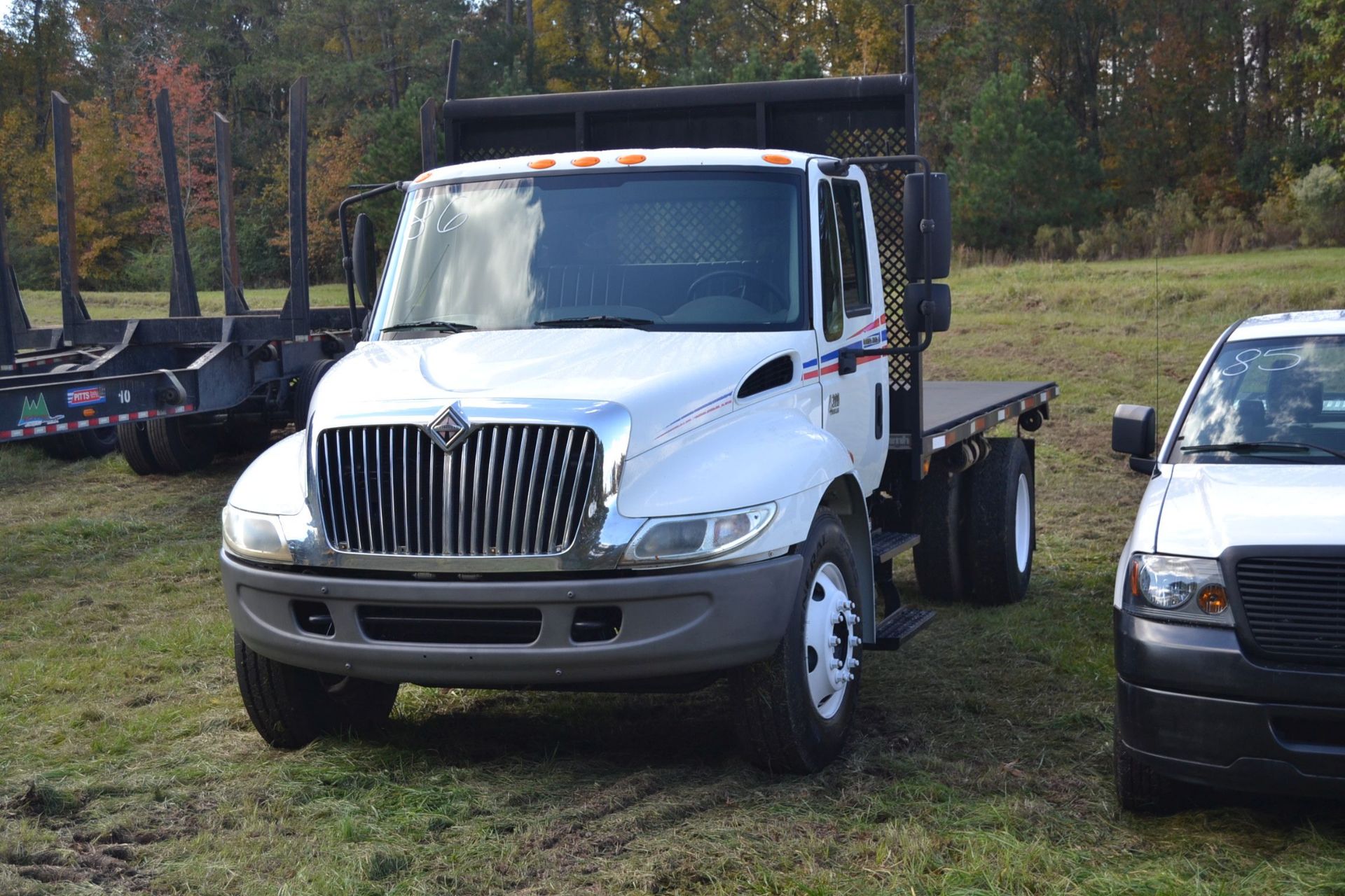 2006 INTERNATIONAL 4300 W/ DT466 ENGINE W/ AUTO TRANS W/ 16' FLAT BED SN#1HTMMAAL56H185342 416,839