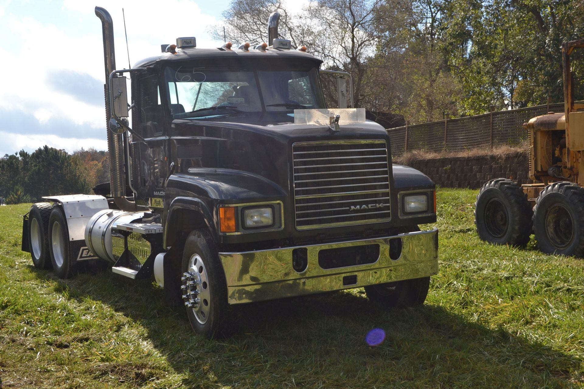 2014 MACK MODEL CHU613 W/ DIESEL MACK ENGINE W/ 13 SPEED TRANS W/ WET LINE KIT, W/ LR24.5 TIRES W/ - Image 2 of 3