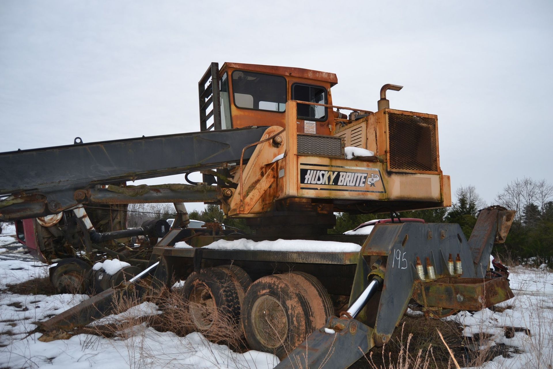 HUSKY BRUTE XL335 KNUCKLEBOOM LOADER