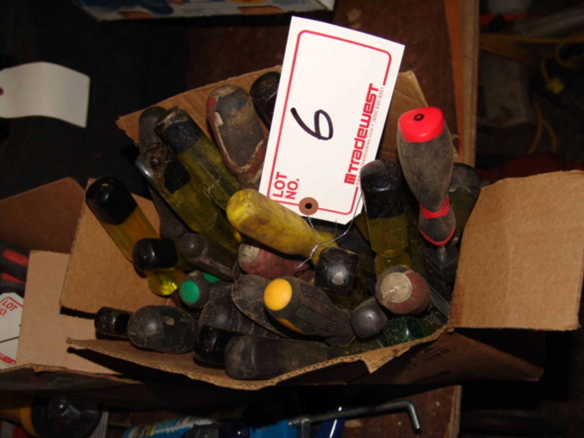 BOX OF ASSORTED SCREWDRIVERS - Image 2 of 3