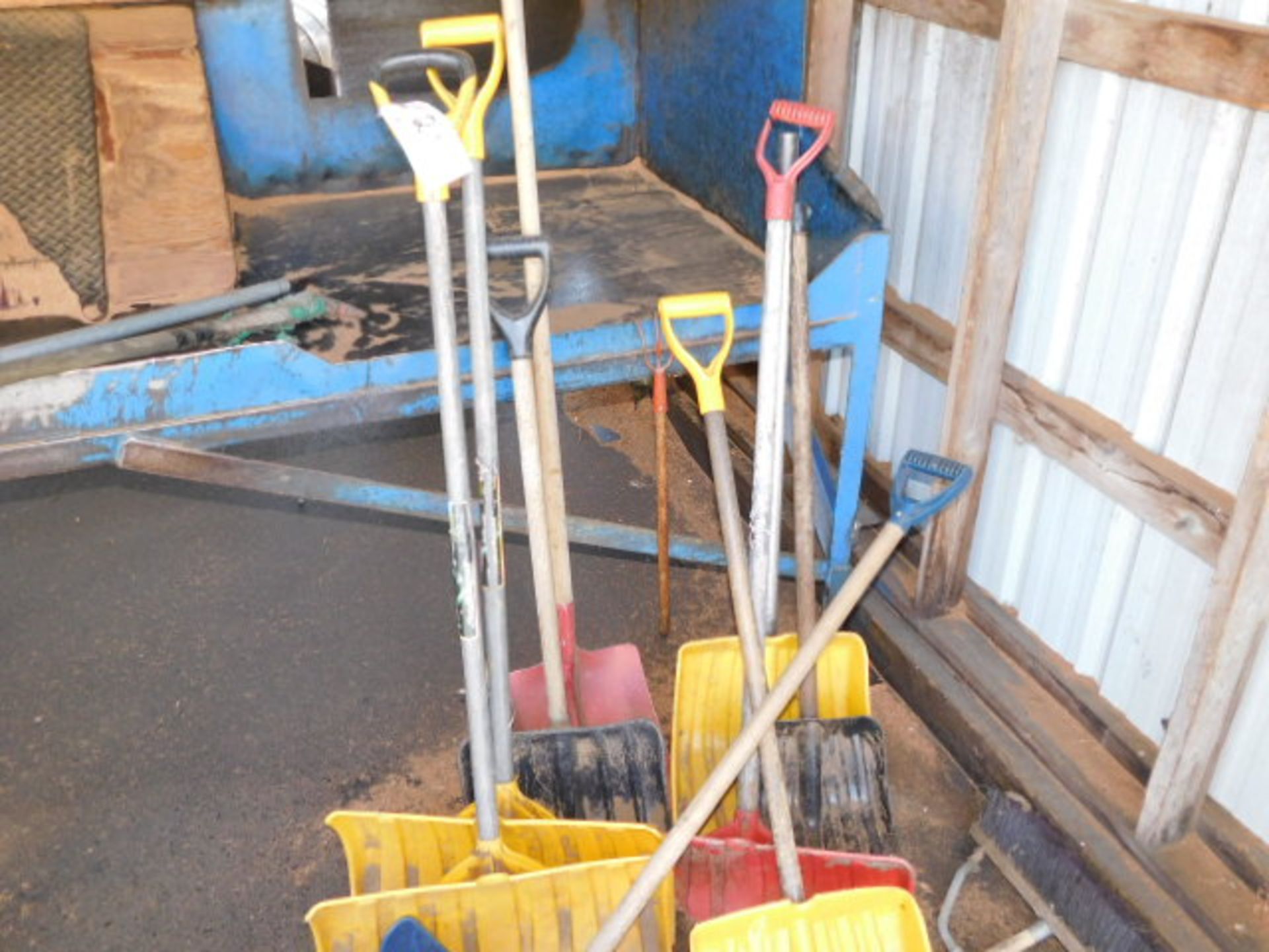 LOT OF SNOW SHOVELS