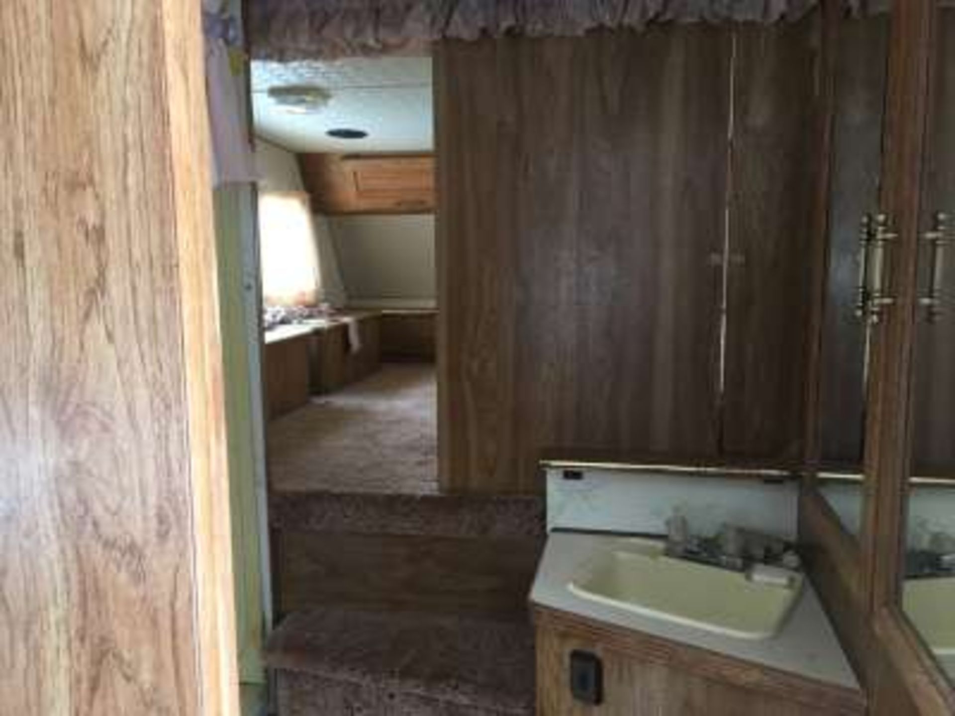 1989 Travel Aire Vangaurd 5th wheel holiday trailer,28ft,new tires, 3pce bath, tandem axle, window - Image 6 of 10