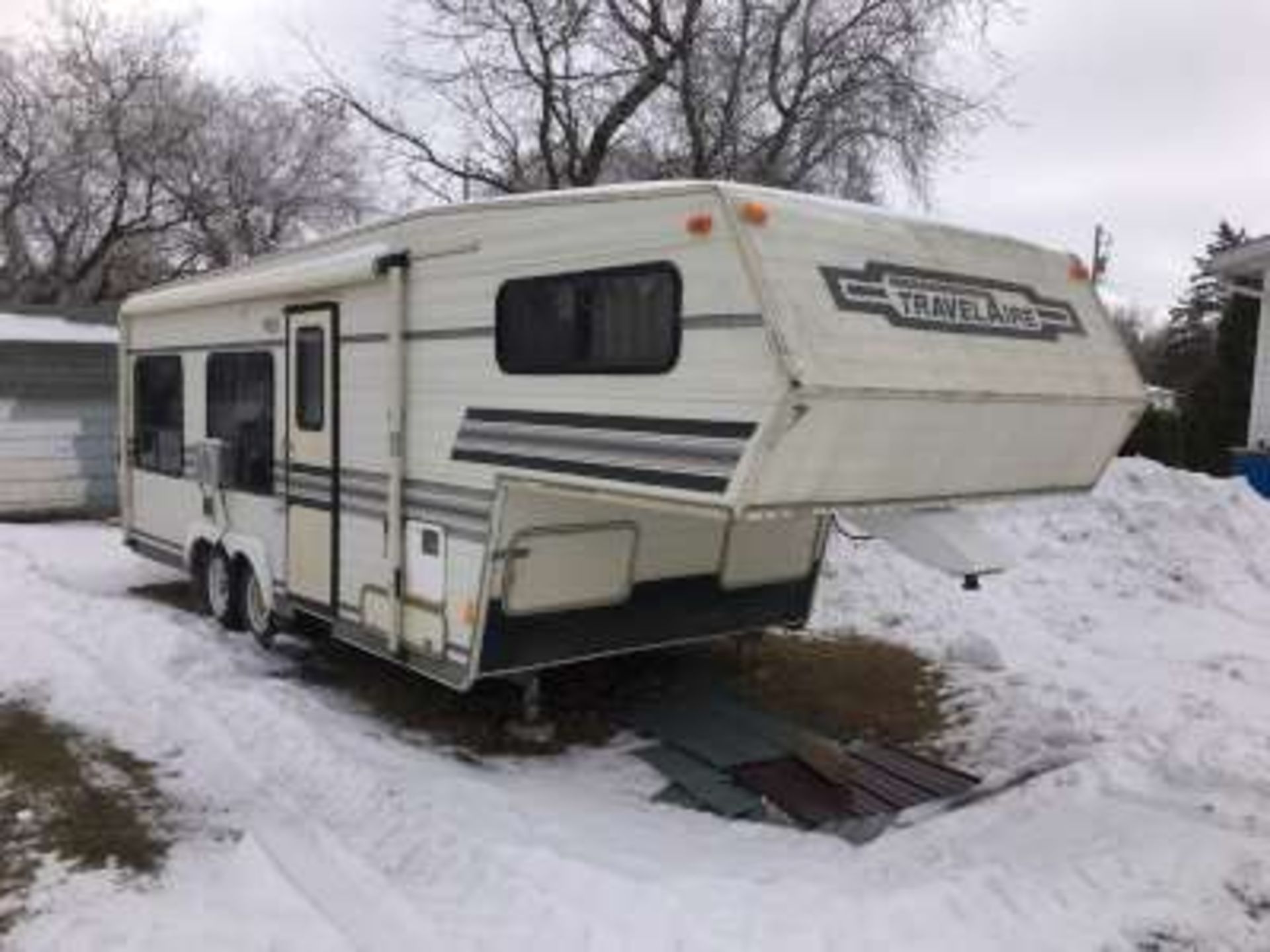 1989 Travel Aire Vangaurd 5th wheel holiday trailer,28ft,new tires, 3pce bath, tandem axle, window