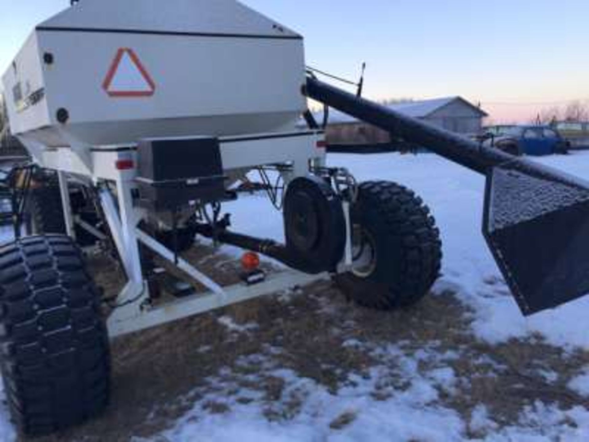 JD #10 air seeder, 30ft w/Degelman tine harrows, w/Bourgault #3195 air tank Bourgault air tank # - Image 5 of 6