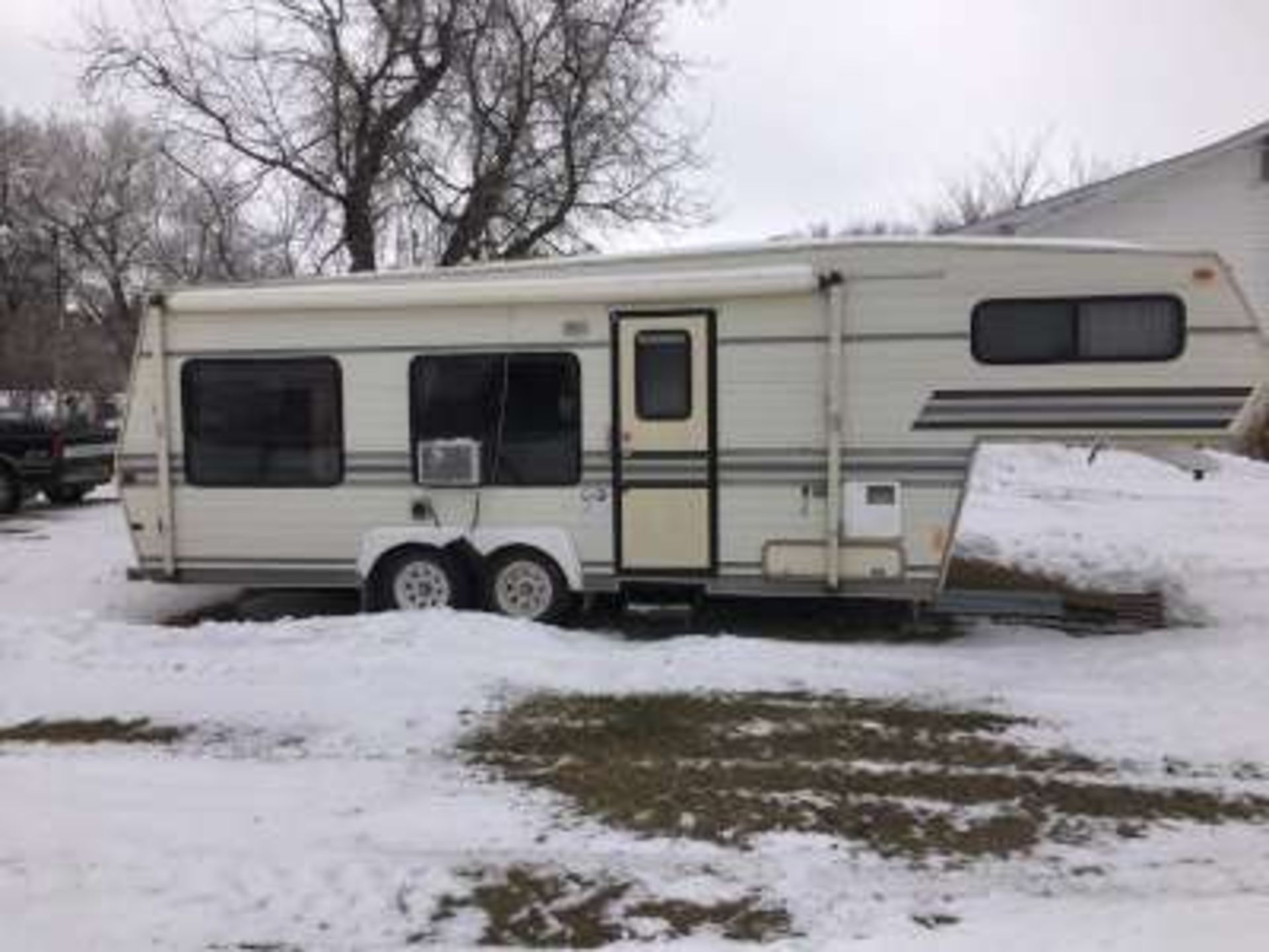 1989 Travel Aire Vangaurd 5th wheel holiday trailer,28ft,new tires, 3pce bath, tandem axle, window - Image 3 of 10