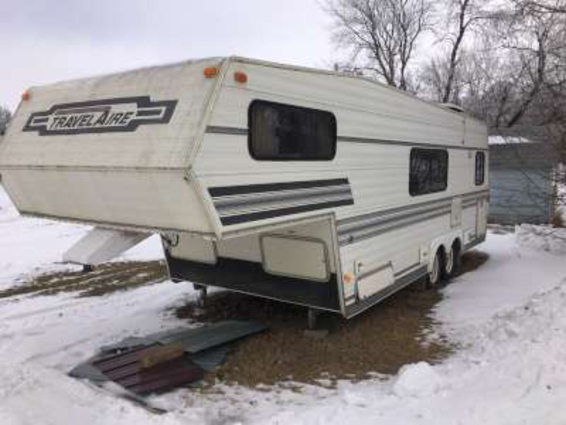 1989 Travel Aire Vangaurd 5th wheel holiday trailer,28ft,new tires, 3pce bath, tandem axle, window - Image 2 of 10