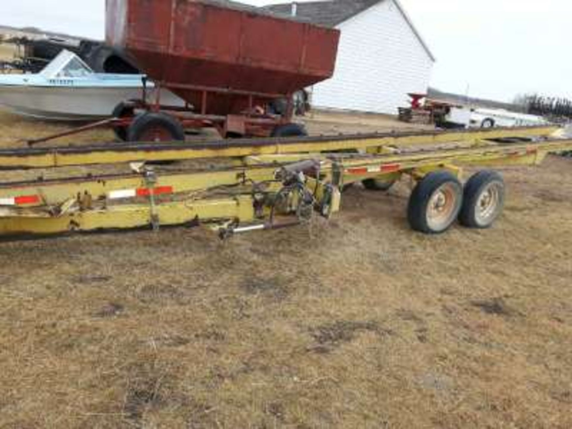 Round bale carrier, tandem wheels