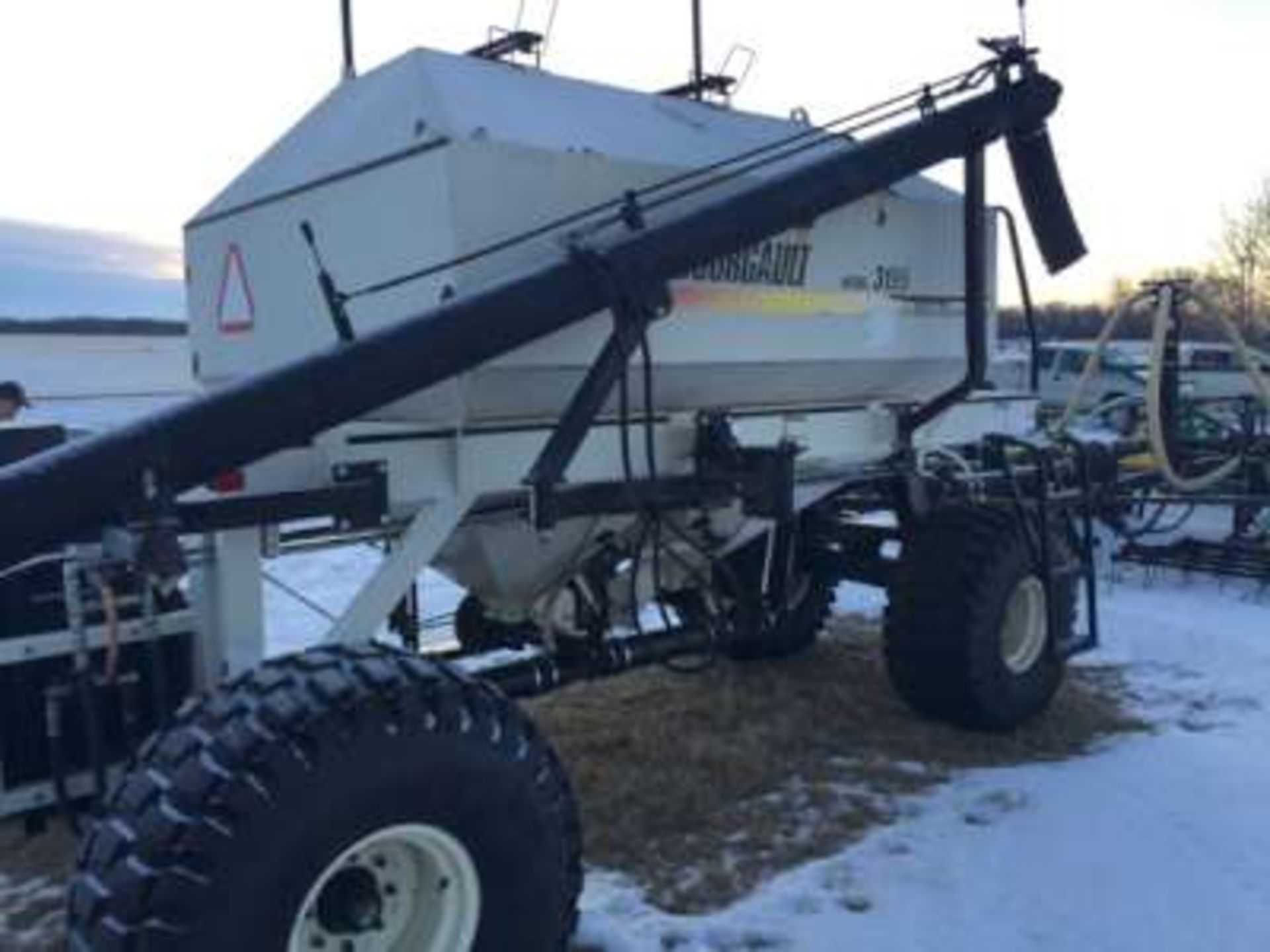 JD #10 air seeder, 30ft w/Degelman tine harrows, w/Bourgault #3195 air tank Bourgault air tank # - Image 6 of 6