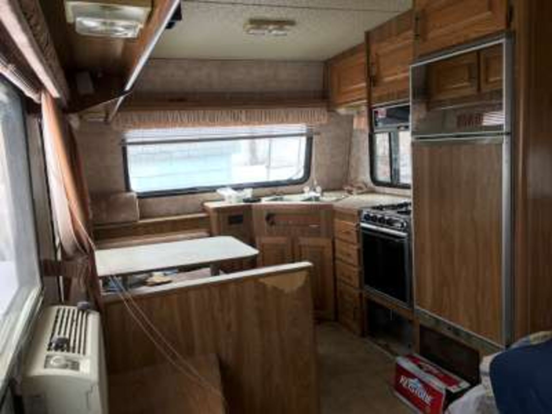 1989 Travel Aire Vangaurd 5th wheel holiday trailer,28ft,new tires, 3pce bath, tandem axle, window - Image 4 of 10