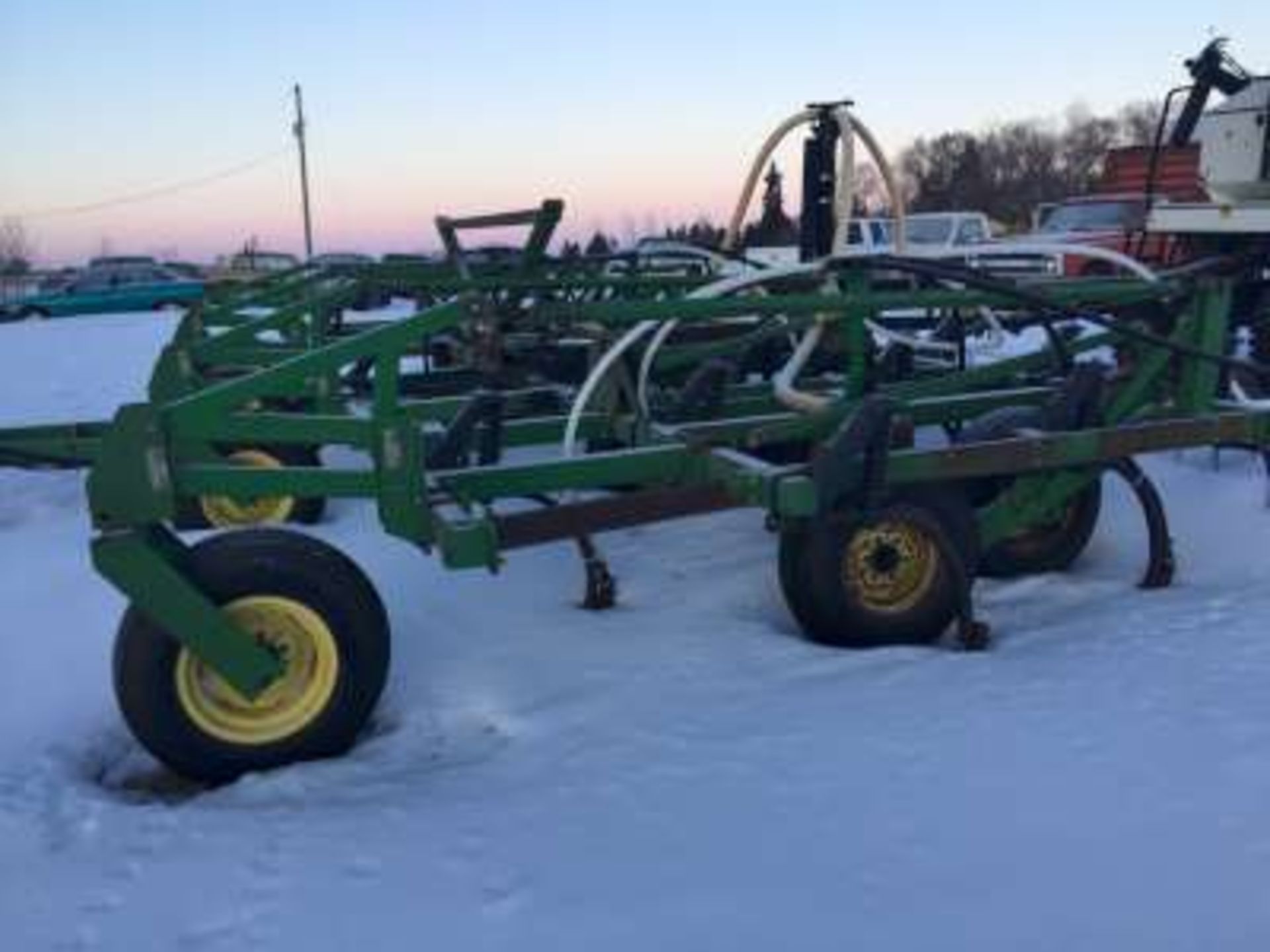 JD #10 air seeder, 30ft w/Degelman tine harrows, w/Bourgault #3195 air tank Bourgault air tank # - Image 2 of 6