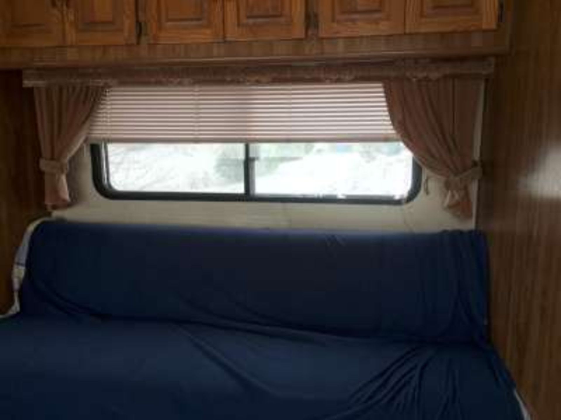 1989 Travel Aire Vangaurd 5th wheel holiday trailer,28ft,new tires, 3pce bath, tandem axle, window - Image 5 of 10