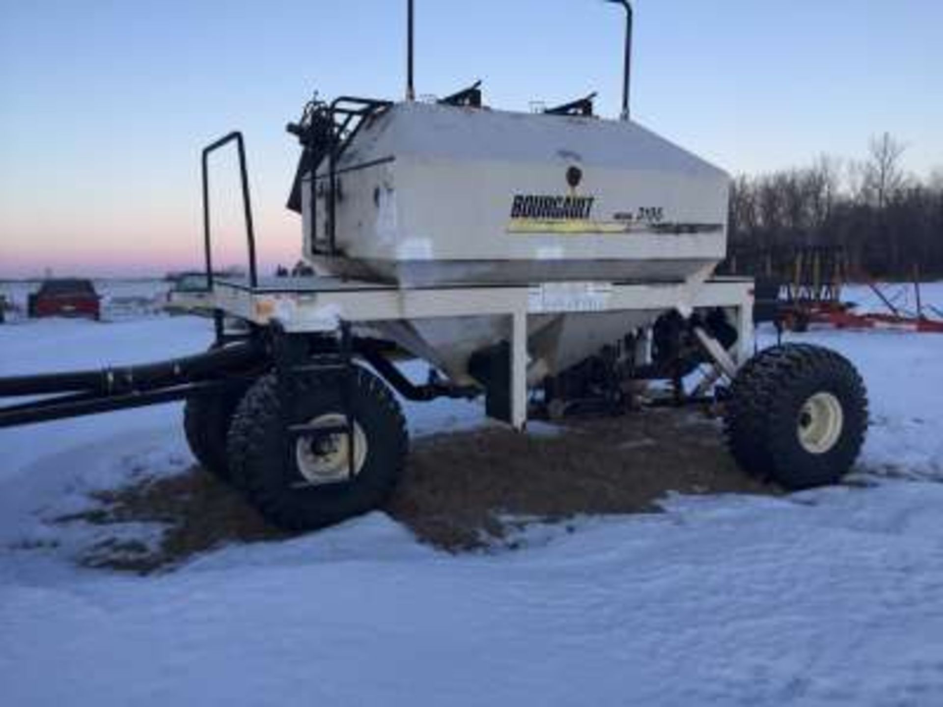 JD #10 air seeder, 30ft w/Degelman tine harrows, w/Bourgault #3195 air tank Bourgault air tank # - Image 4 of 6