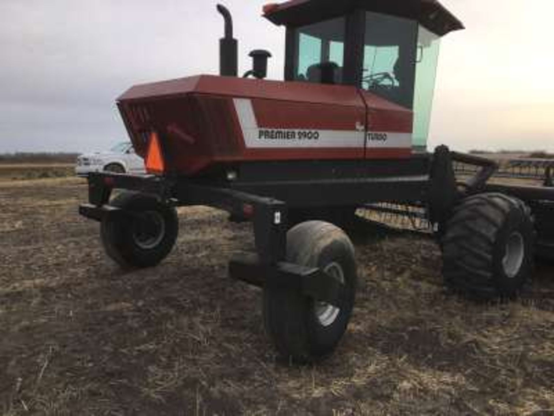 1994 Premier 2900 swather w/30ft Macdon 960 Hdr, less than 500 hrs on totally rebuilt engine, new - Bild 2 aus 5