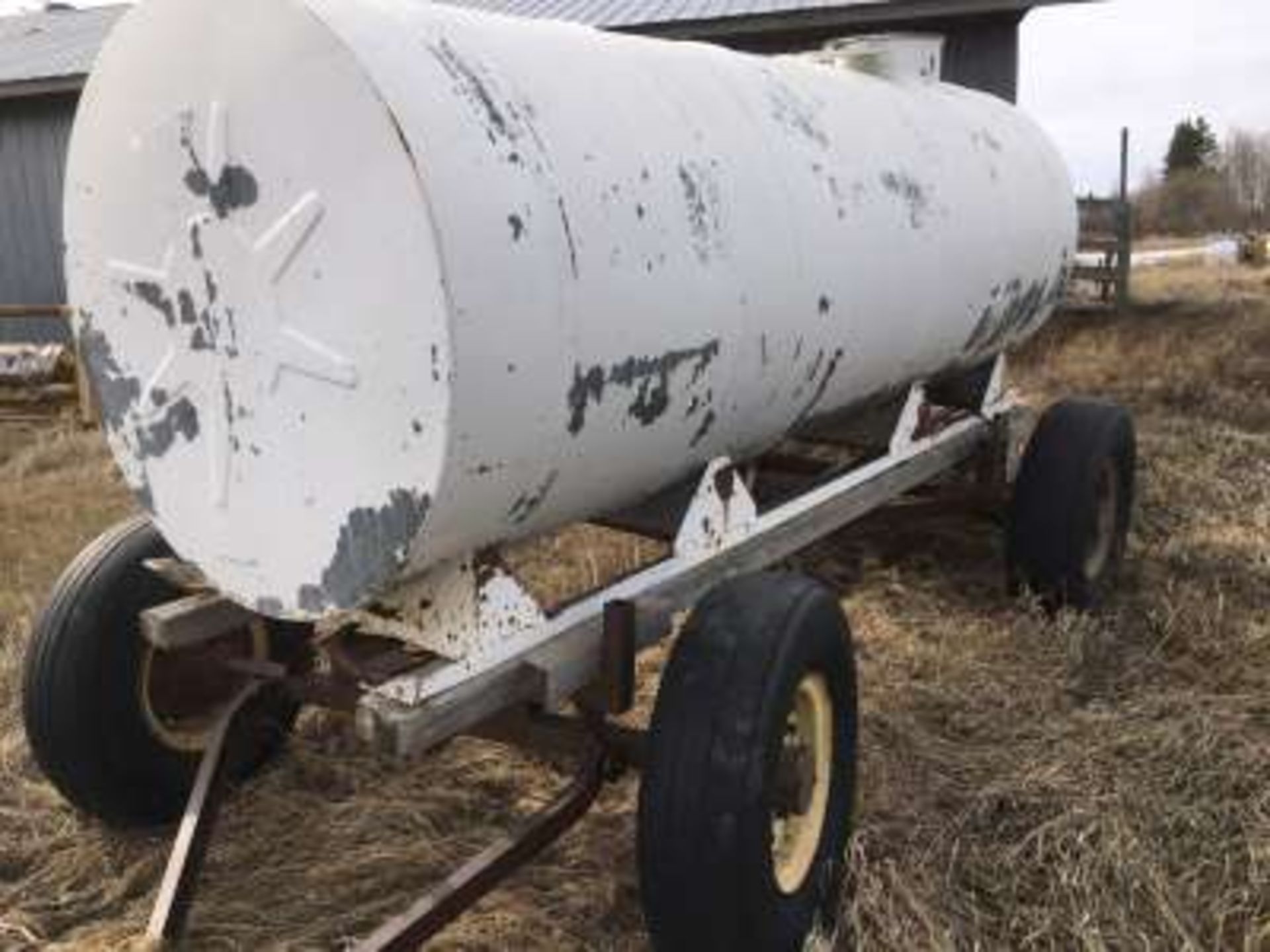 1000 gal. tank on trailer (high-speed air plane tires) - Image 2 of 3