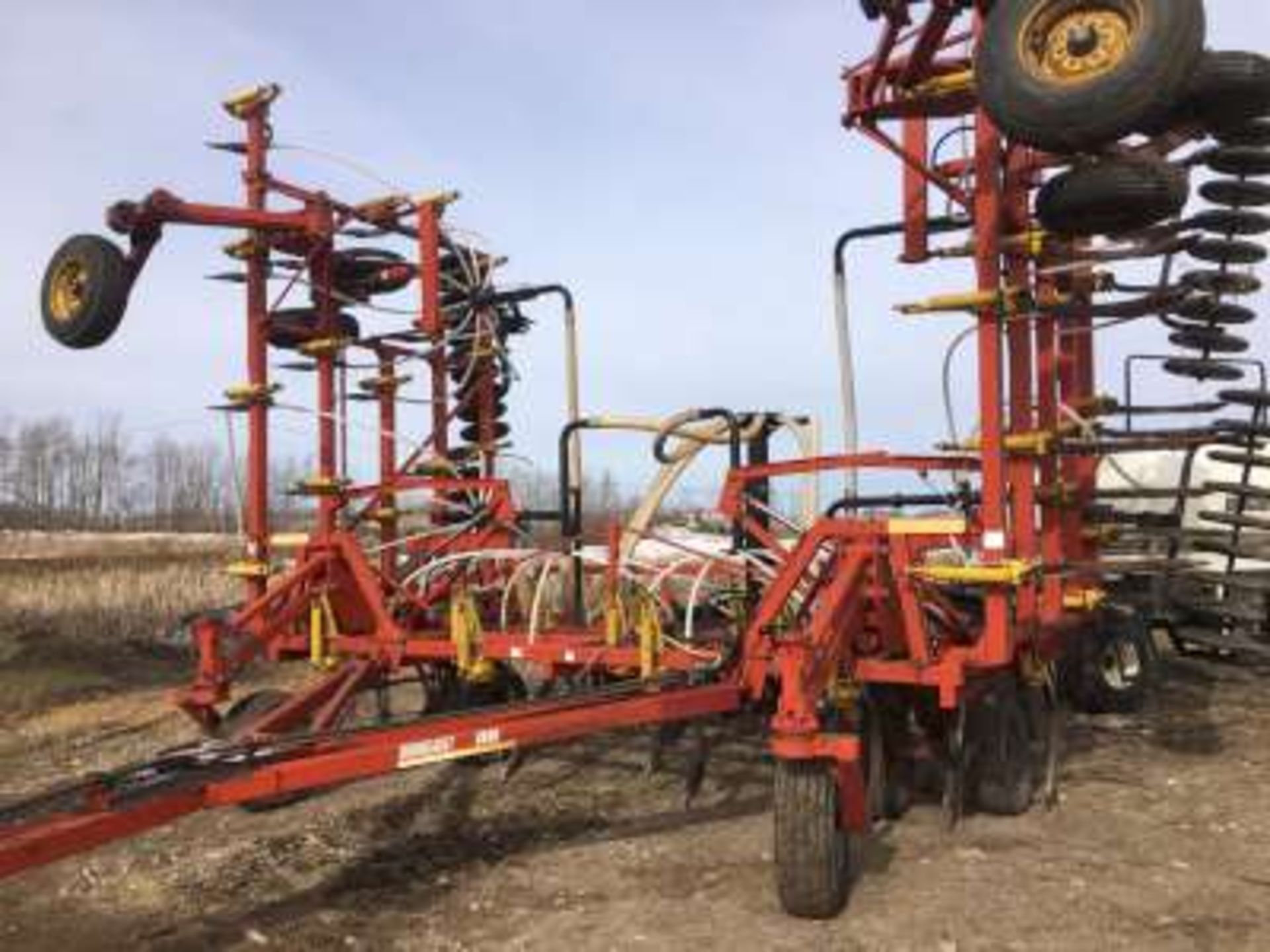 Bourgault 8800 seeder, 40ft, w/3165 Bourgault tank w/quick detach harrows and packers and 3/4 in. - Image 3 of 8