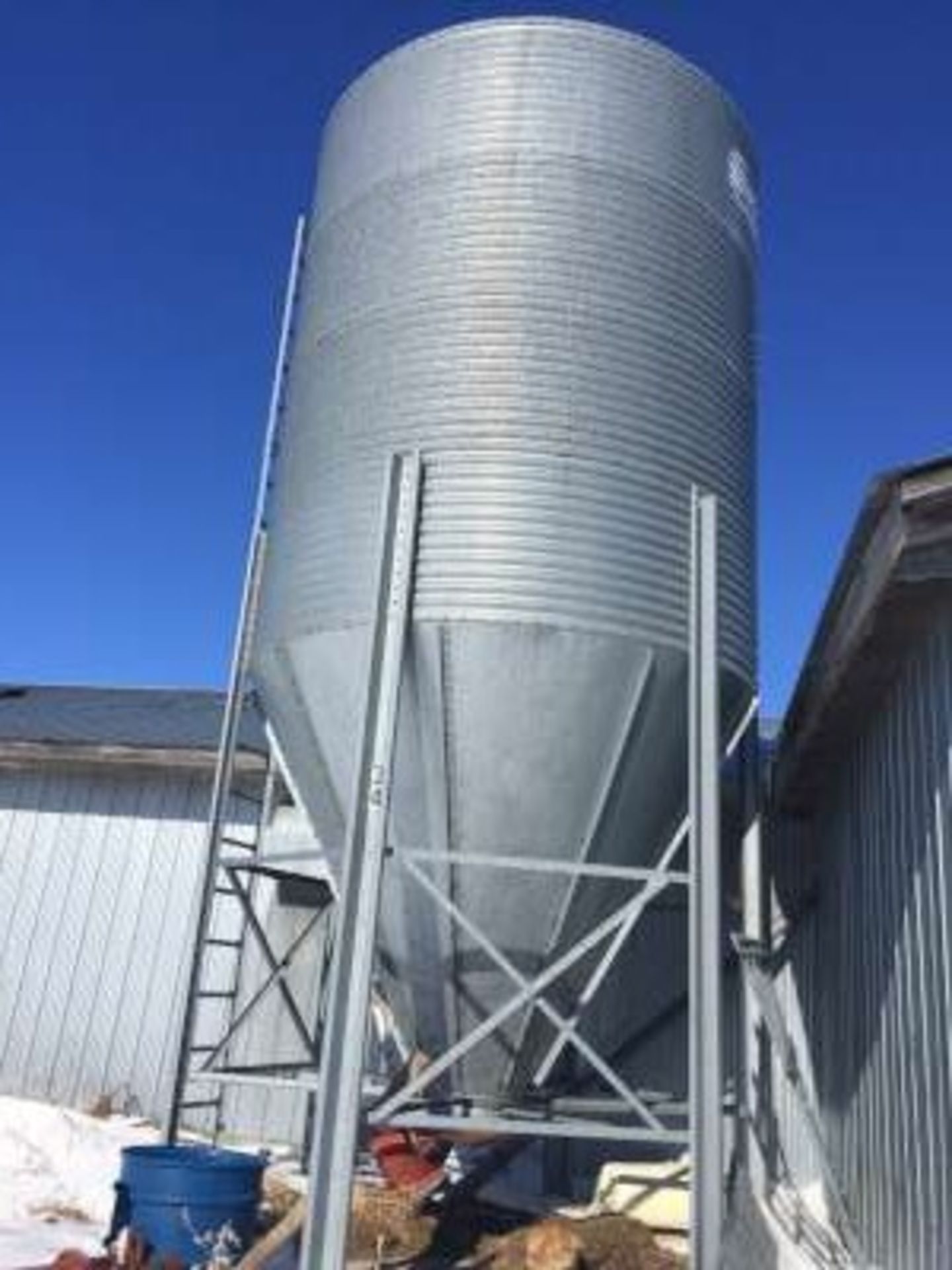 700 bus. steel hopper feed bin