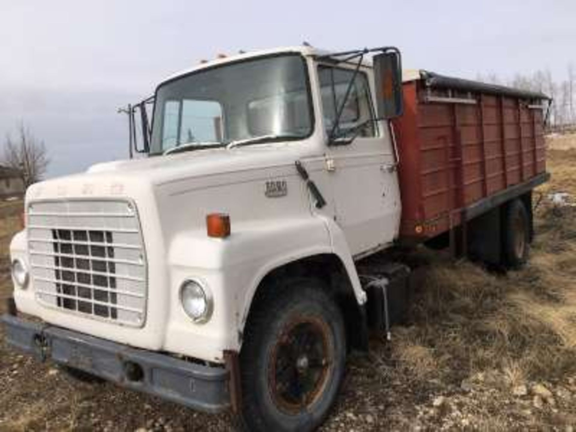 1971 Ford 3Ton grain truck, 10.00x20 tires, 5spd, and 93,385kms Previously registered Sask.