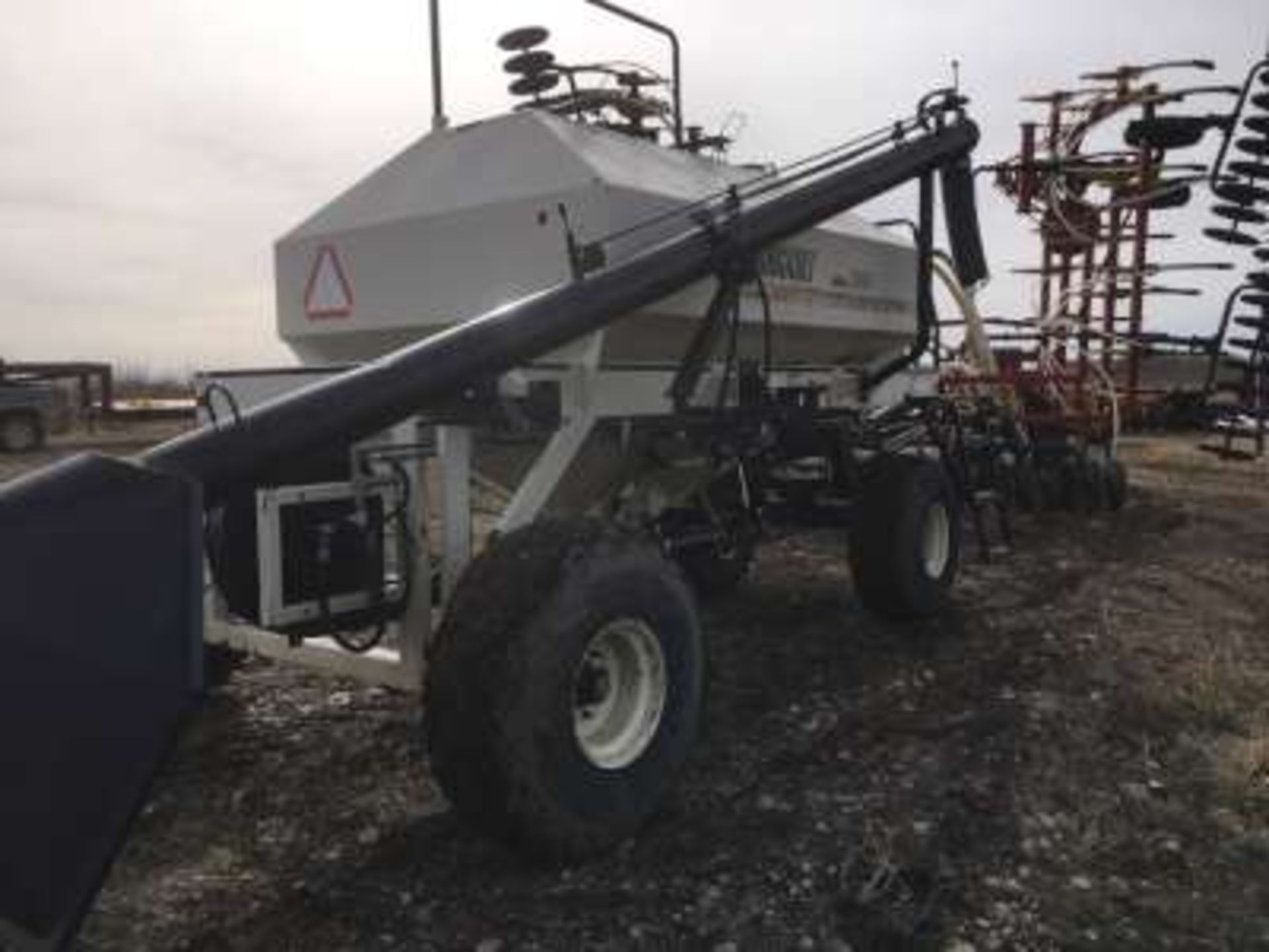 Bourgault 8800 seeder, 40ft, w/3165 Bourgault tank w/quick detach harrows and packers and 3/4 in. - Image 2 of 8