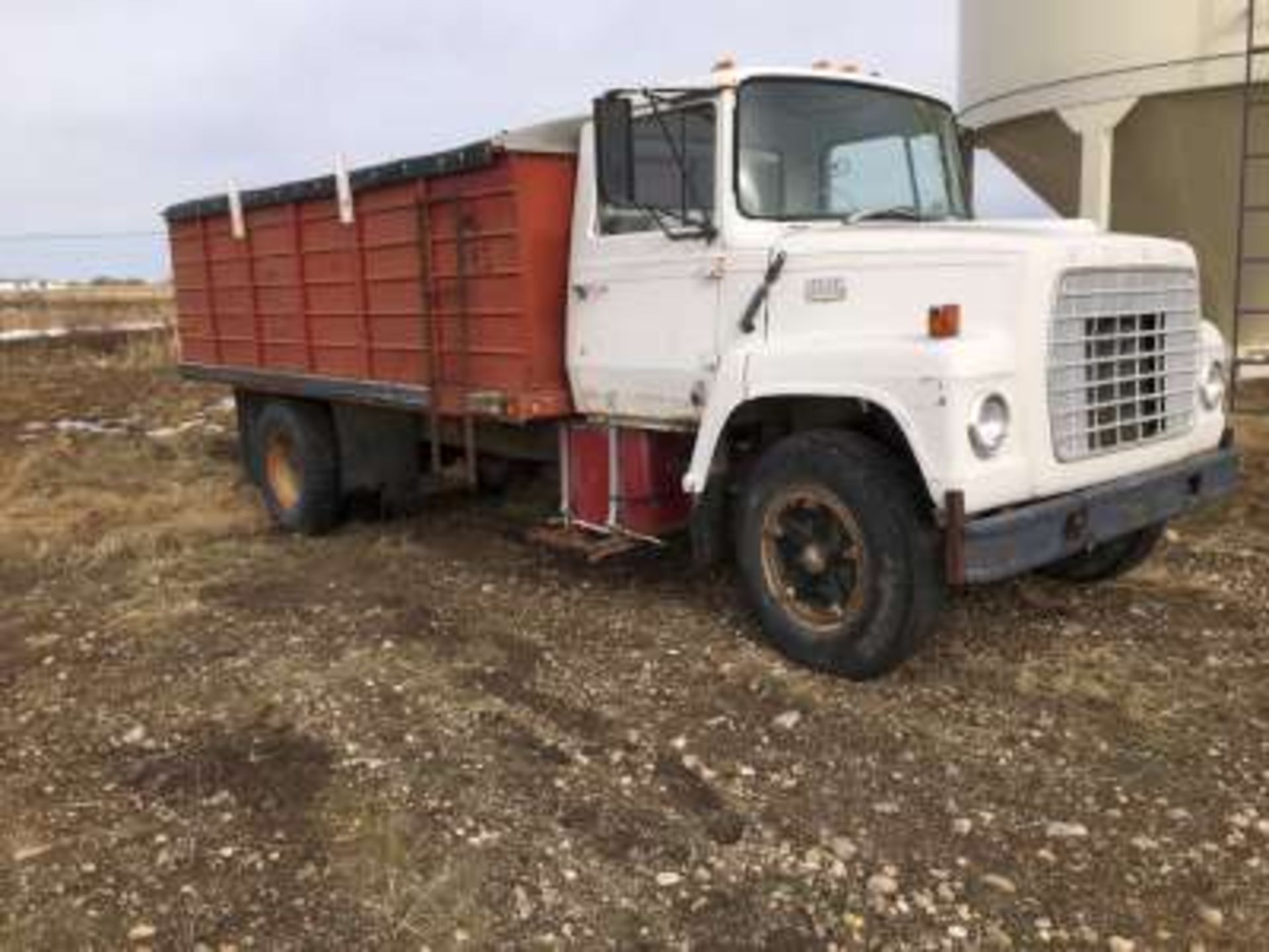 1971 Ford 3Ton grain truck, 10.00x20 tires, 5spd, and 93,385kms Previously registered Sask. - Bild 2 aus 2