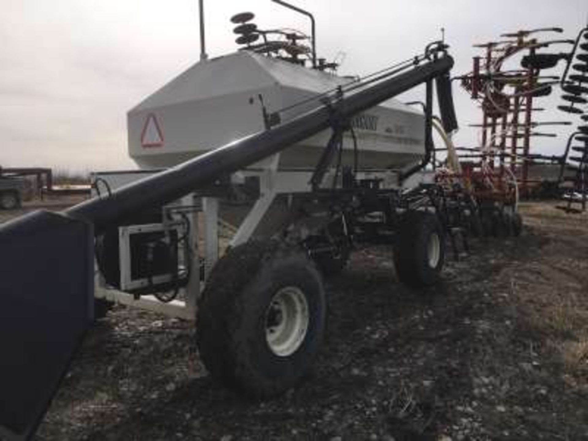 Bourgault 8800 seeder, 40ft, w/3165 Bourgault tank w/quick detach harrows and packers and 3/4 in. - Image 8 of 8