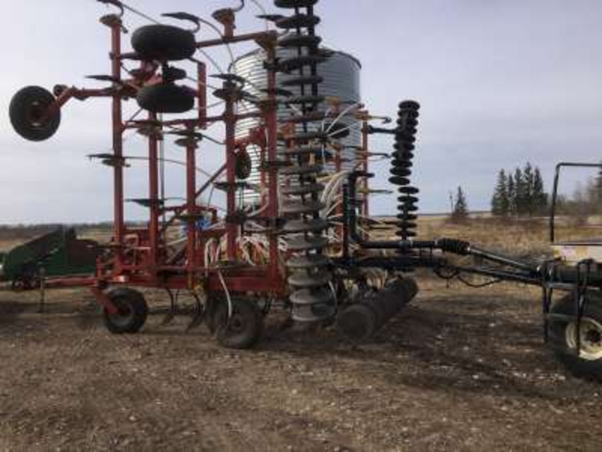 Bourgault 8800 seeder, 40ft, w/3165 Bourgault tank w/quick detach harrows and packers and 3/4 in. - Image 6 of 8