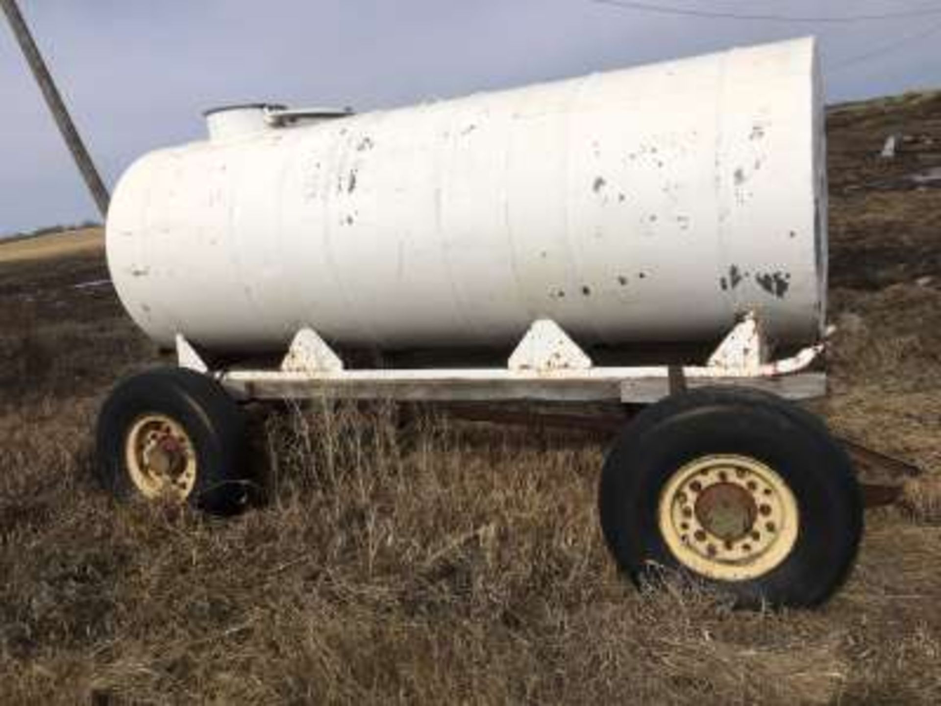 1000 gal. tank on trailer (high-speed air plane tires)