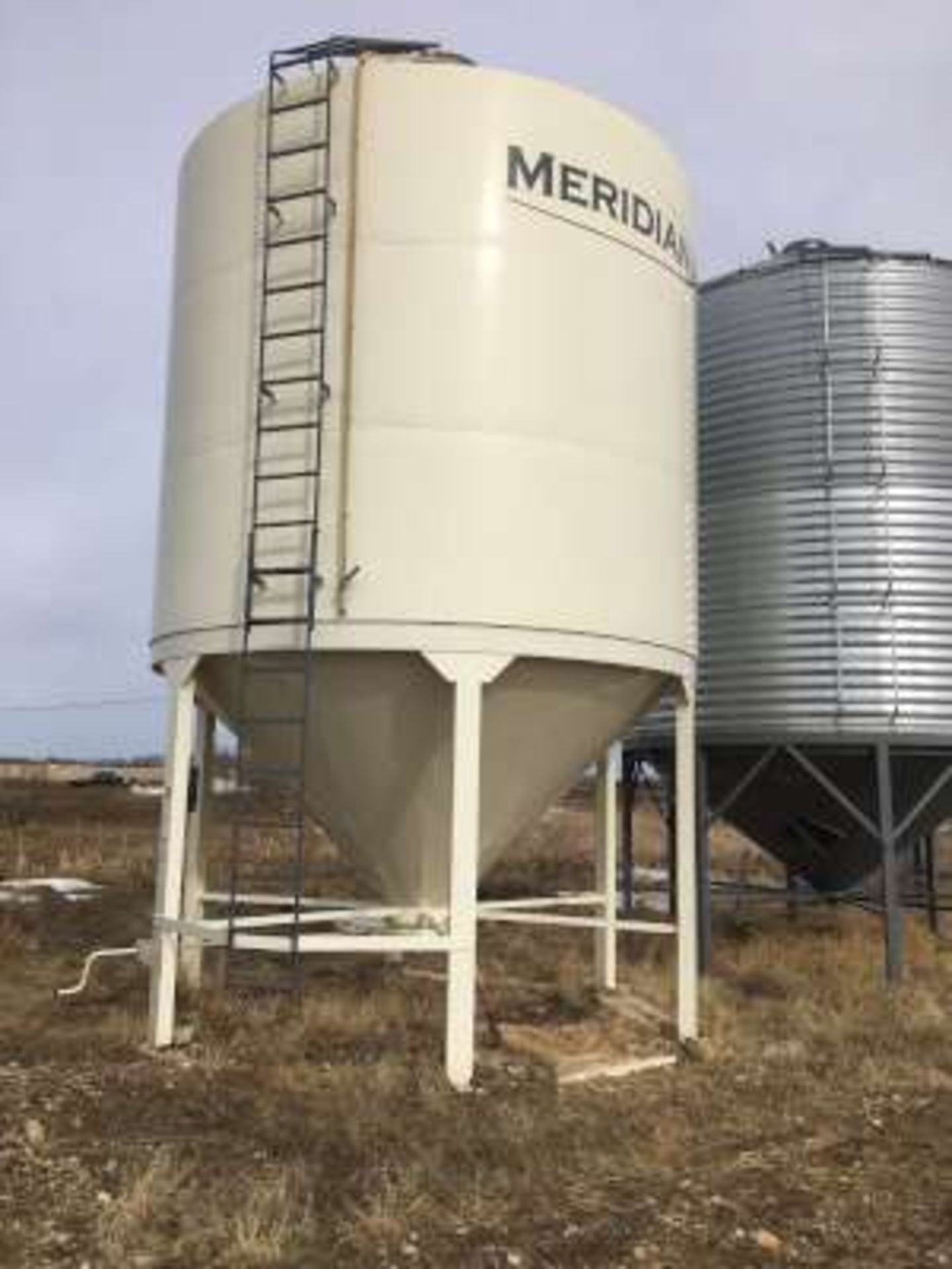 2011 Meridian M1412L (15350 Imp. gal) liquid fertilizer hopper bin with valves w/slide that can be