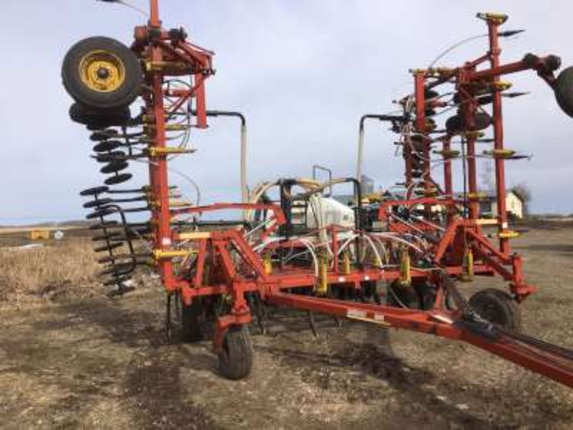 Bourgault 8800 seeder, 40ft, w/3165 Bourgault tank w/quick detach harrows and packers and 3/4 in.