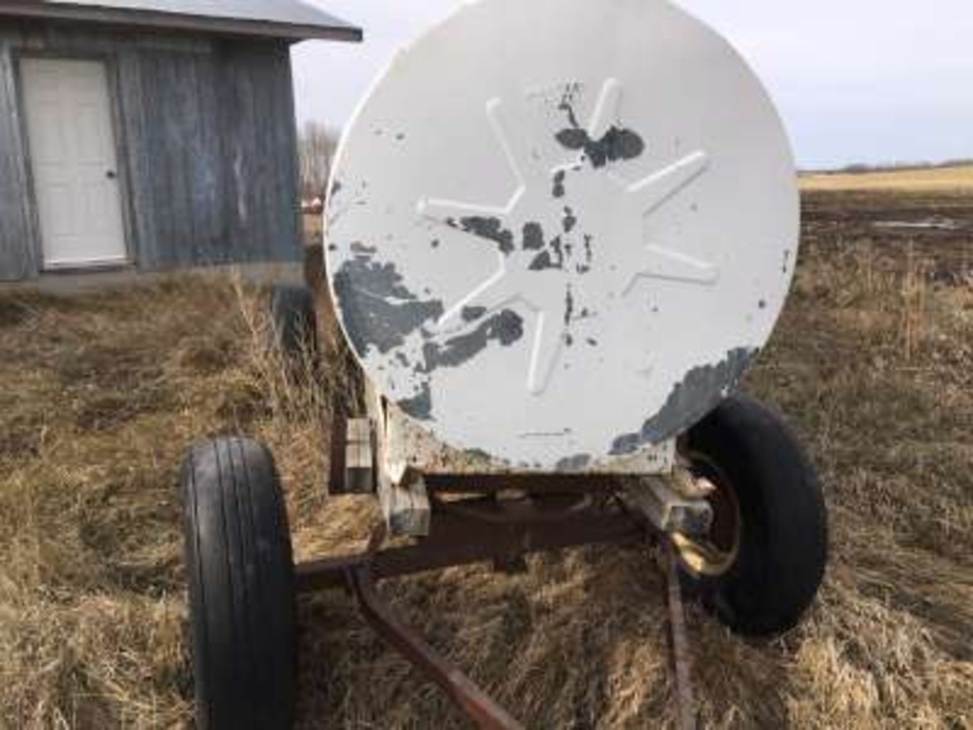 1000 gal. tank on trailer (high-speed air plane tires) - Image 3 of 3